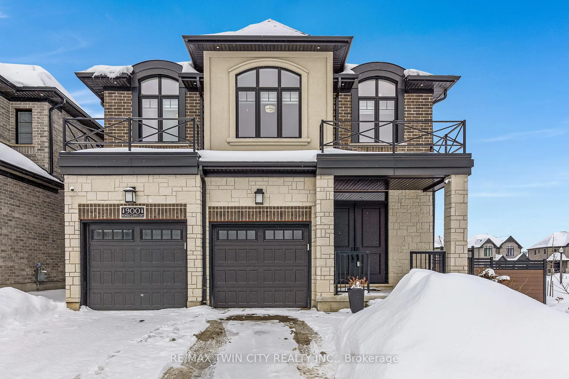 Photo 1 of 900 Pondcliffe Drive, Kitchener — HOMEH