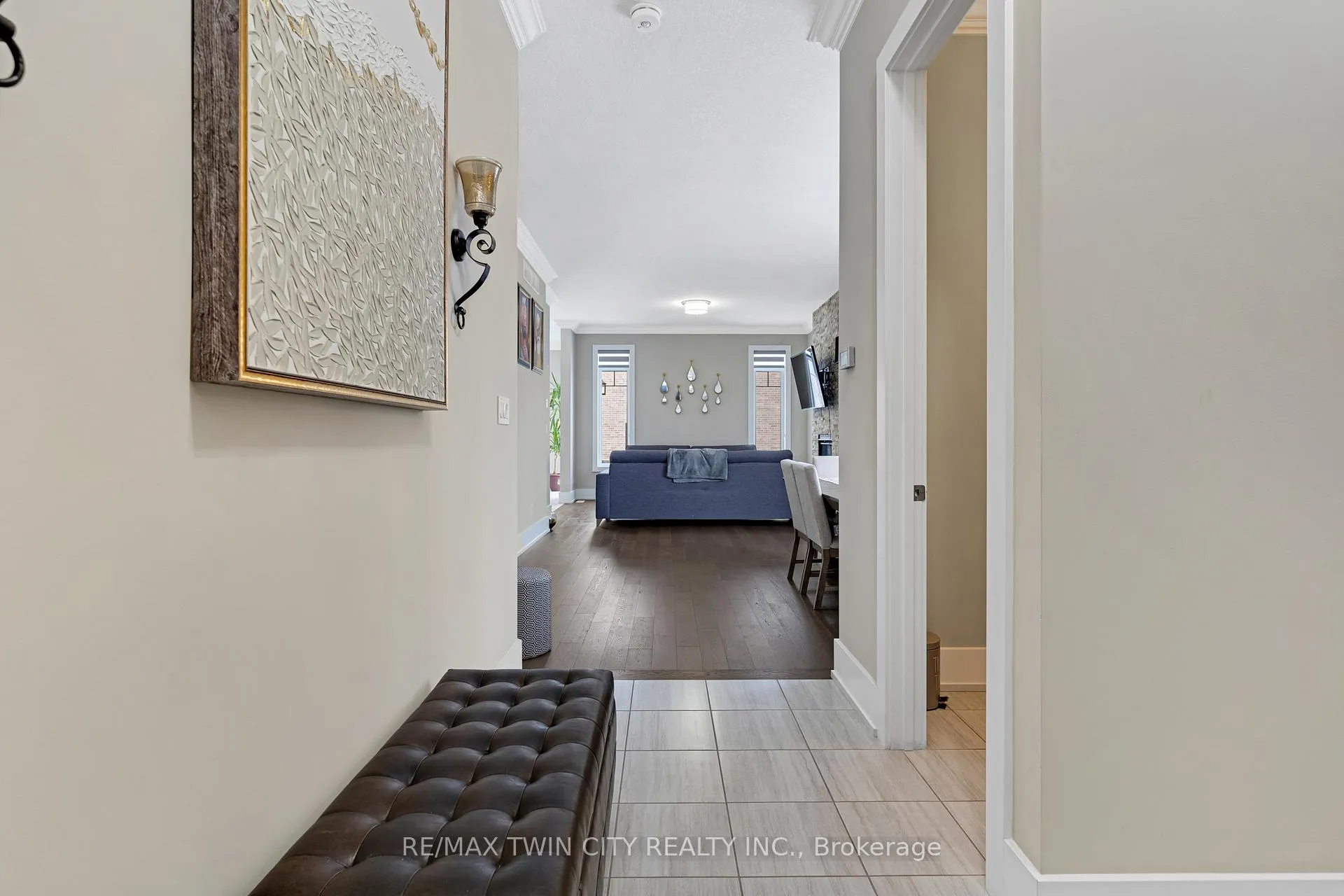 Photo 2 of 900 Pondcliffe Drive, Kitchener — HOMEH