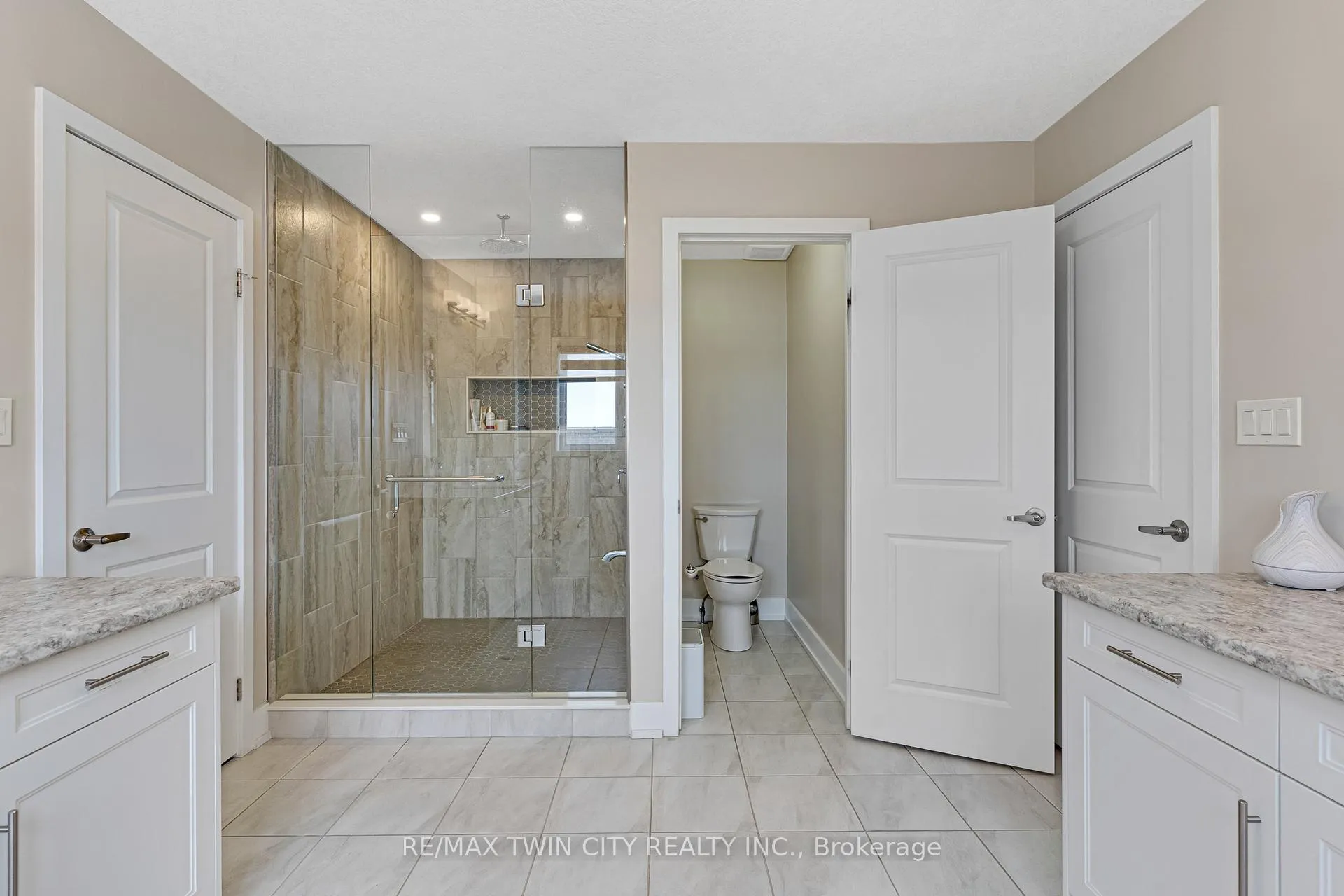Photo 35 of 900 Pondcliffe Drive, Kitchener — HOMEH