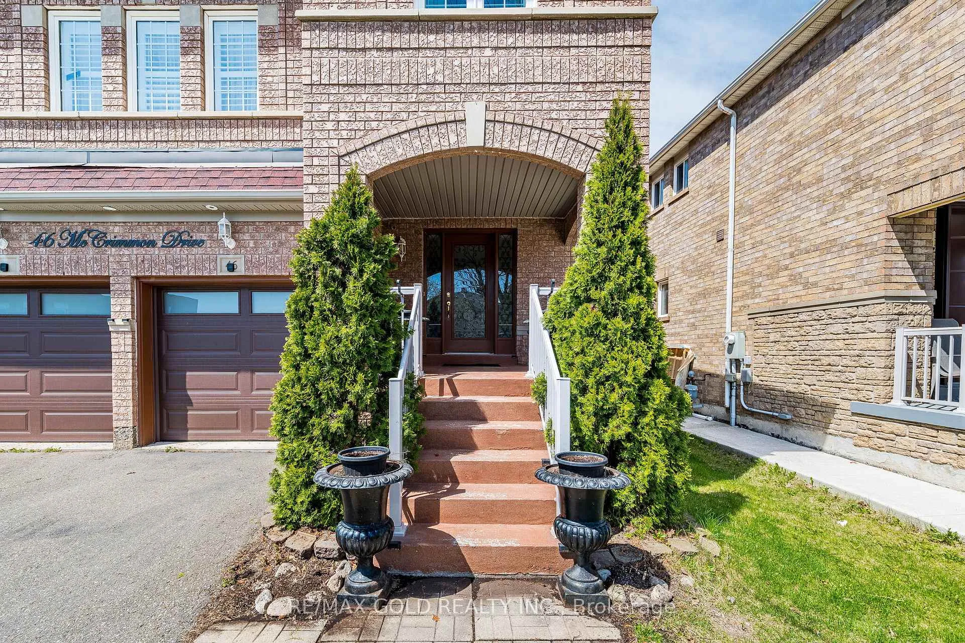 Photo 3 of 46 Mccrimmon Drive, Brampton, Fletcher's Meadow — HOMEH