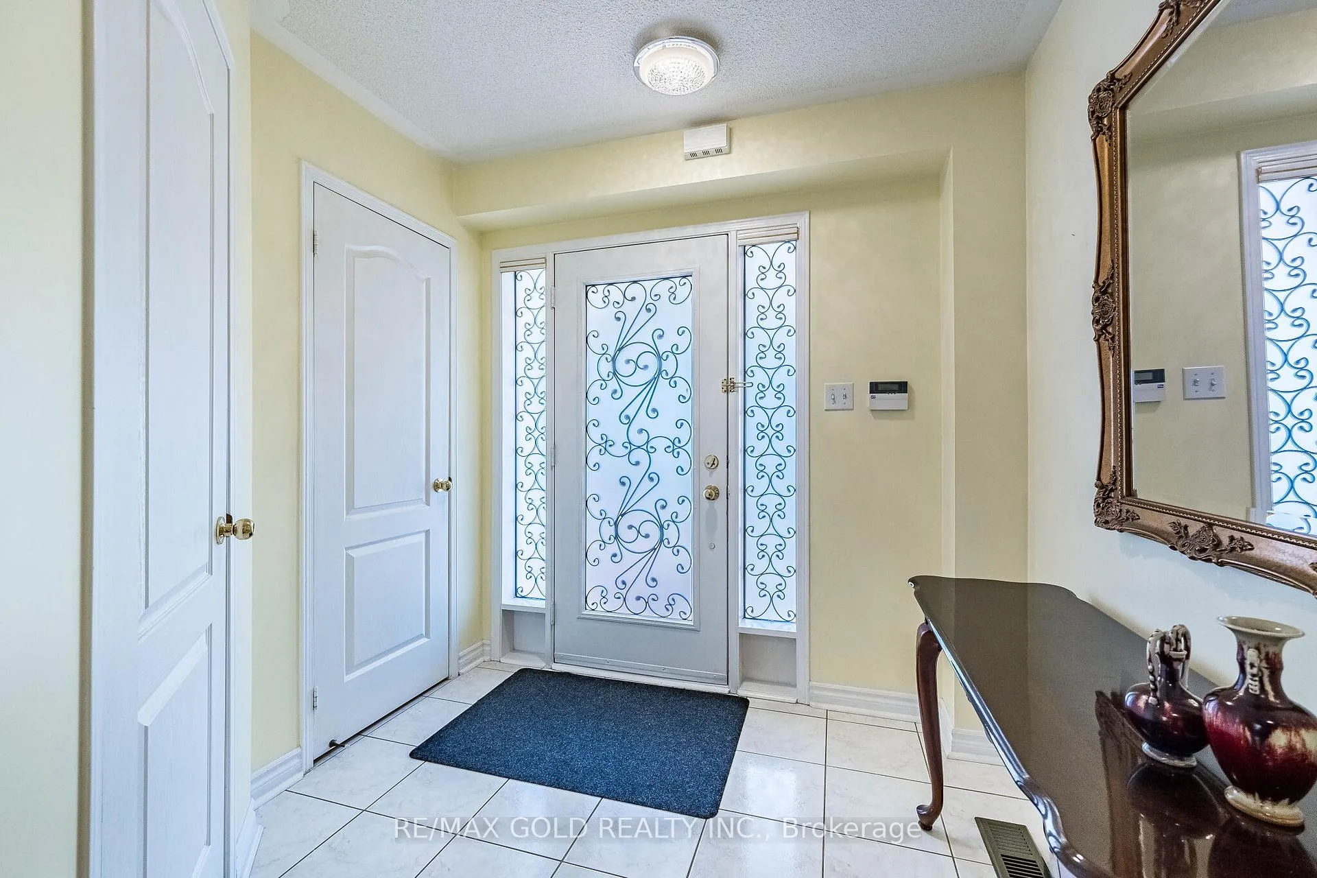 Photo 4 of 46 Mccrimmon Drive, Brampton, Fletcher's Meadow — HOMEH