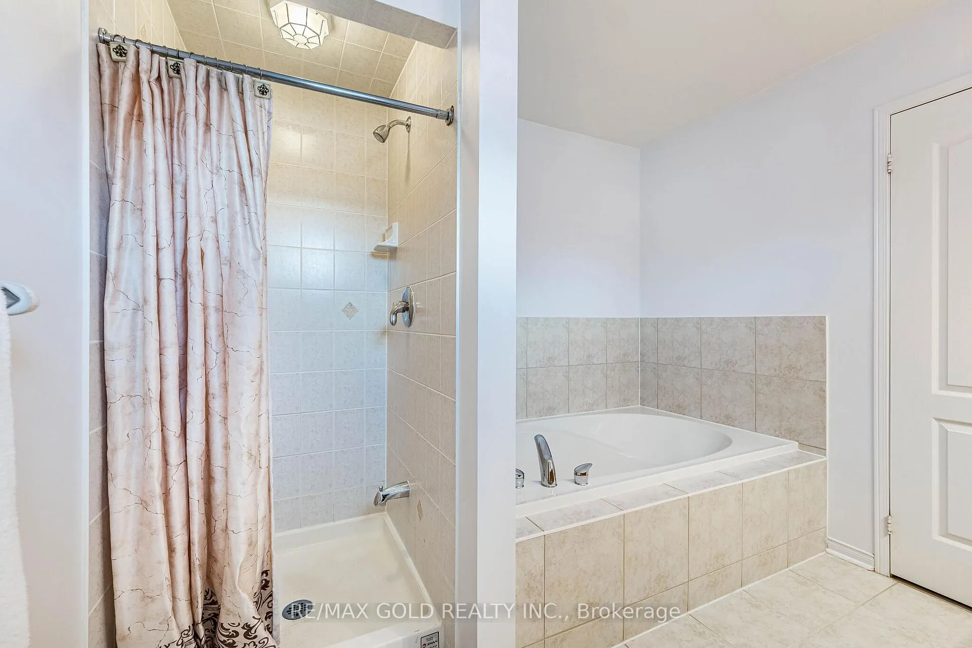 Photo 23 of 46 Mccrimmon Drive, Brampton, Fletcher's Meadow — HOMEH