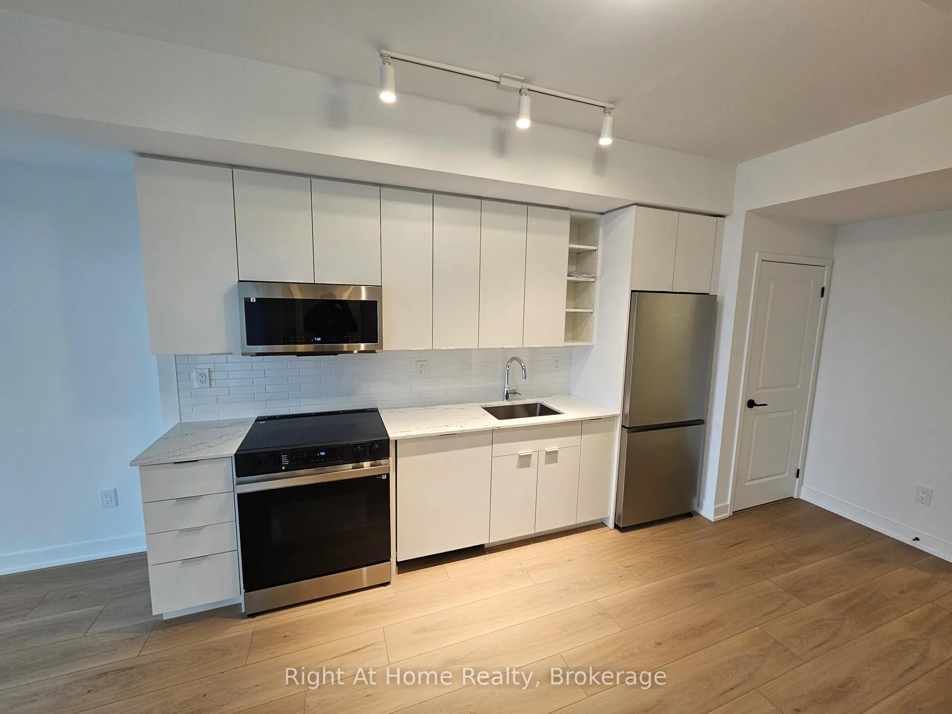 Photo 1 of Unit 810, 2075 Lakeshore Road, Burlington, Brant — HOMEH