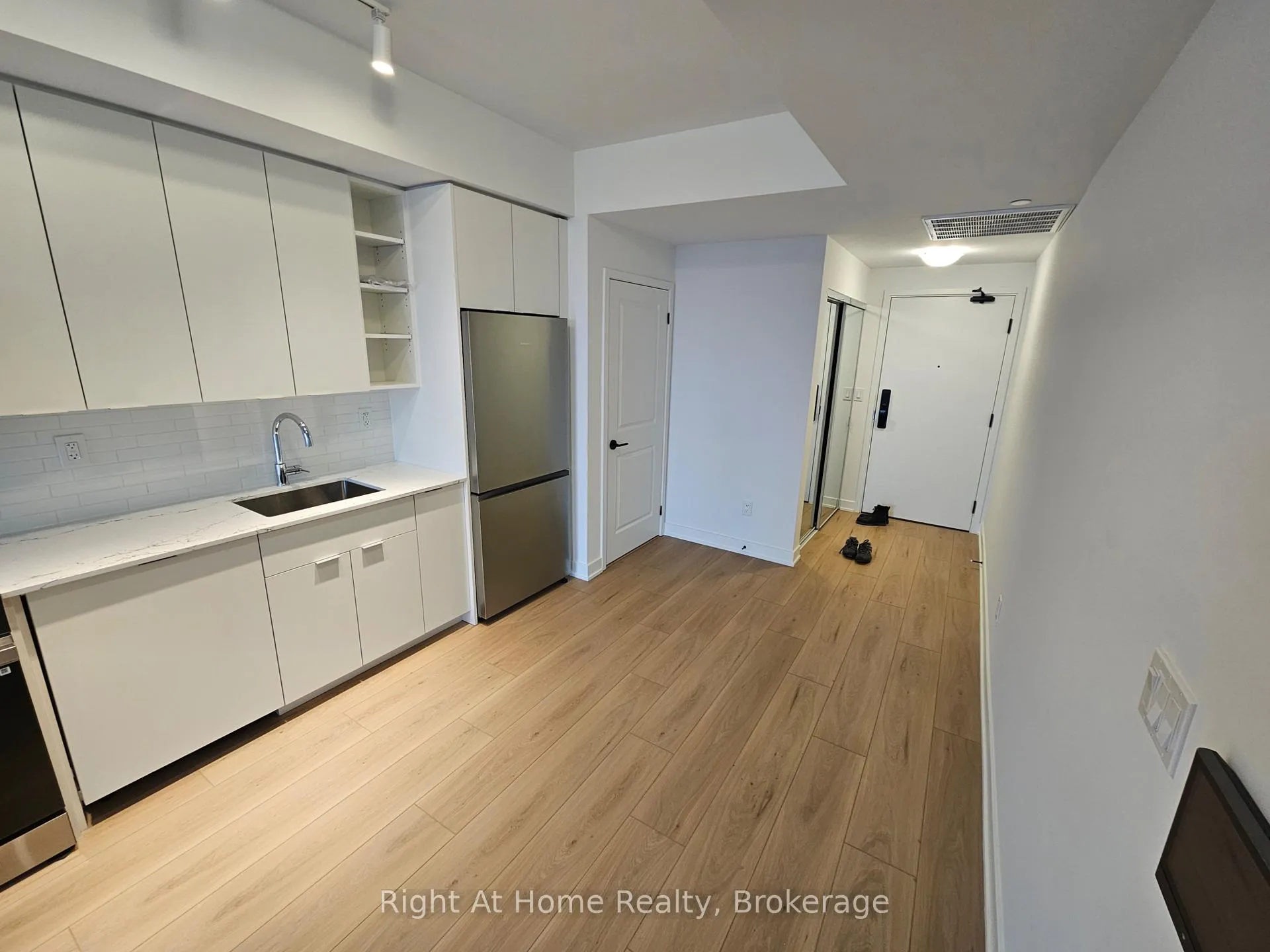 Photo 2 of Unit 810, 2075 Lakeshore Road, Burlington, Brant — HOMEH