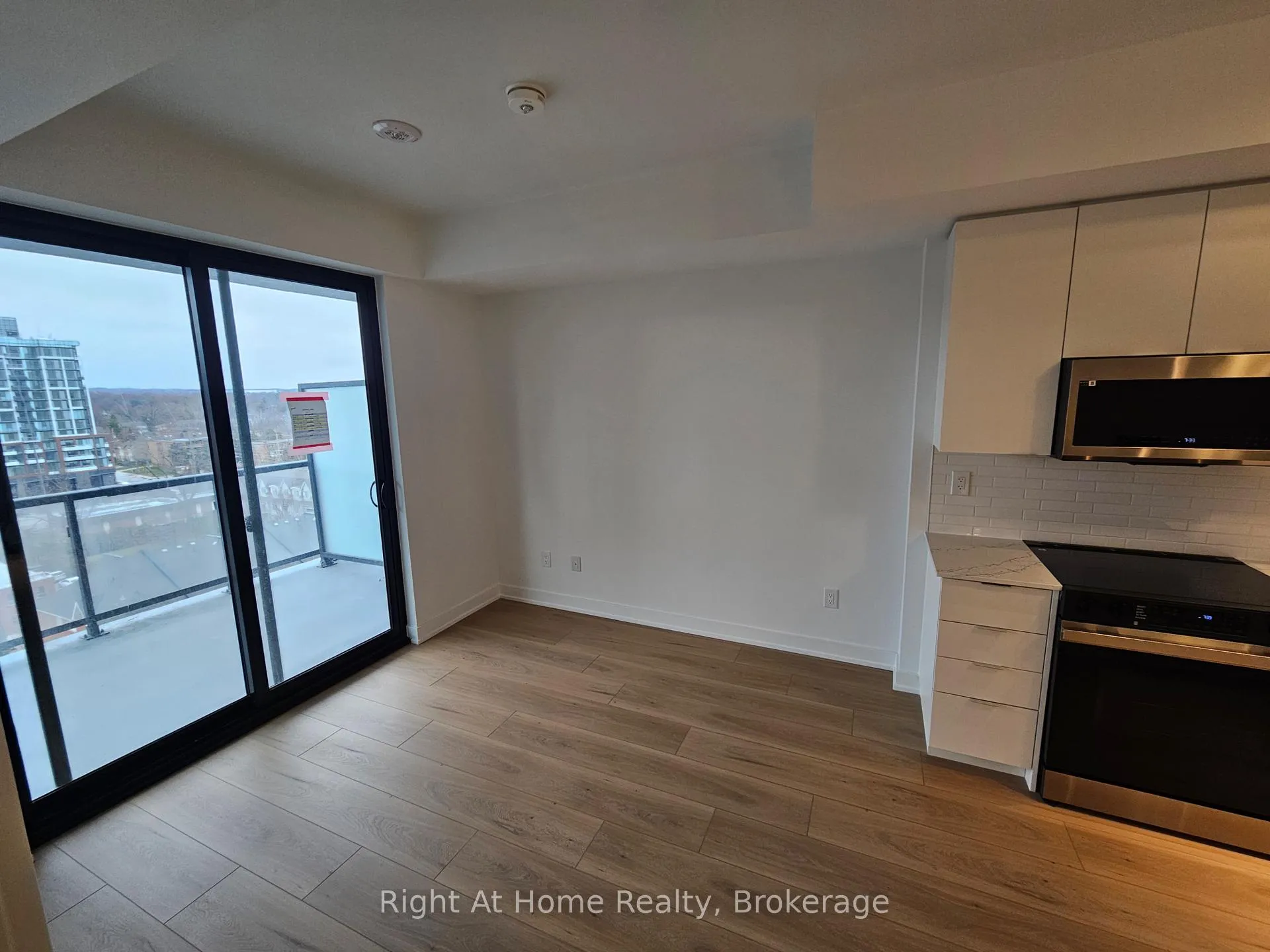 Photo 6 of Unit 810, 2075 Lakeshore Road, Burlington, Brant — HOMEH