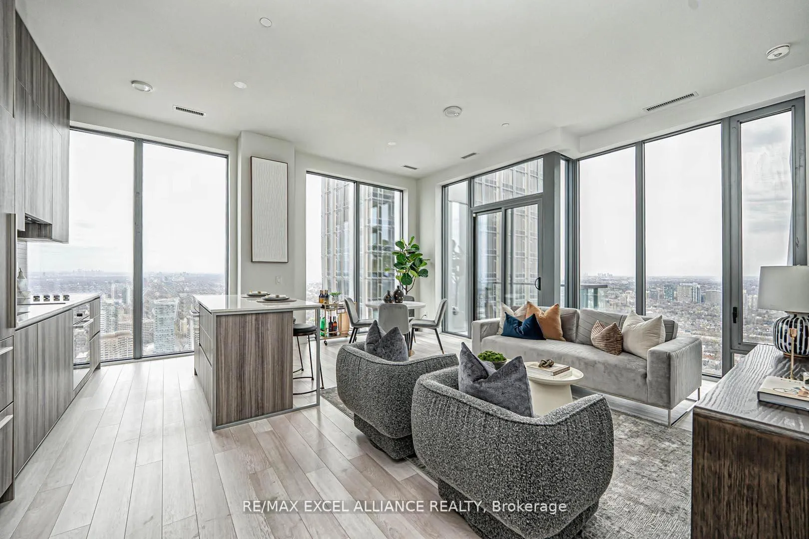 Photo 4 of Unit 5101, 8 Cumberland Street, Toronto, The Annex — HOMEH