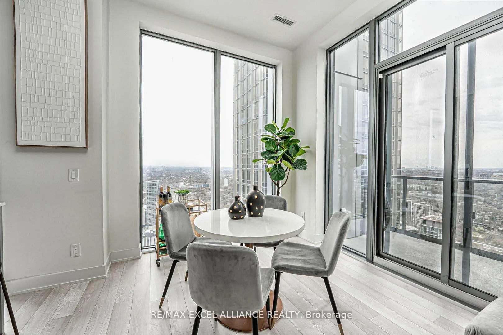 Photo 8 of Unit 5101, 8 Cumberland Street, Toronto, The Annex — HOMEH
