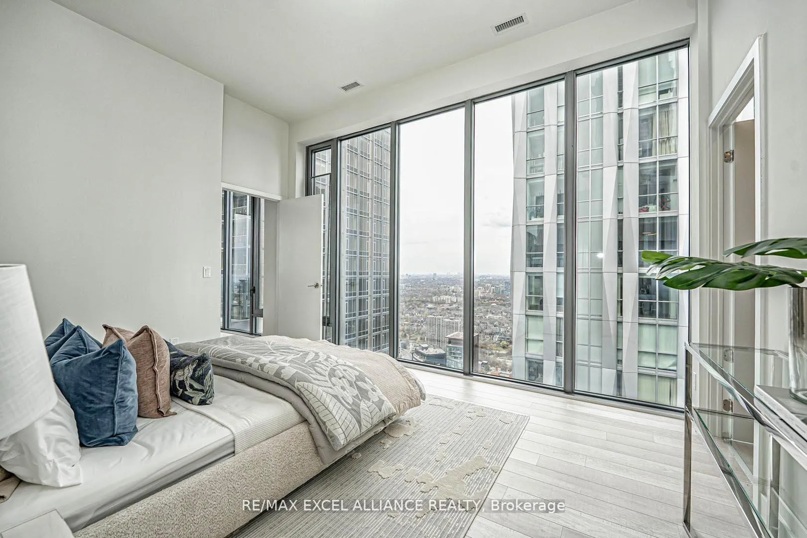 Photo 16 of Unit 5101, 8 Cumberland Street, Toronto, The Annex — HOMEH