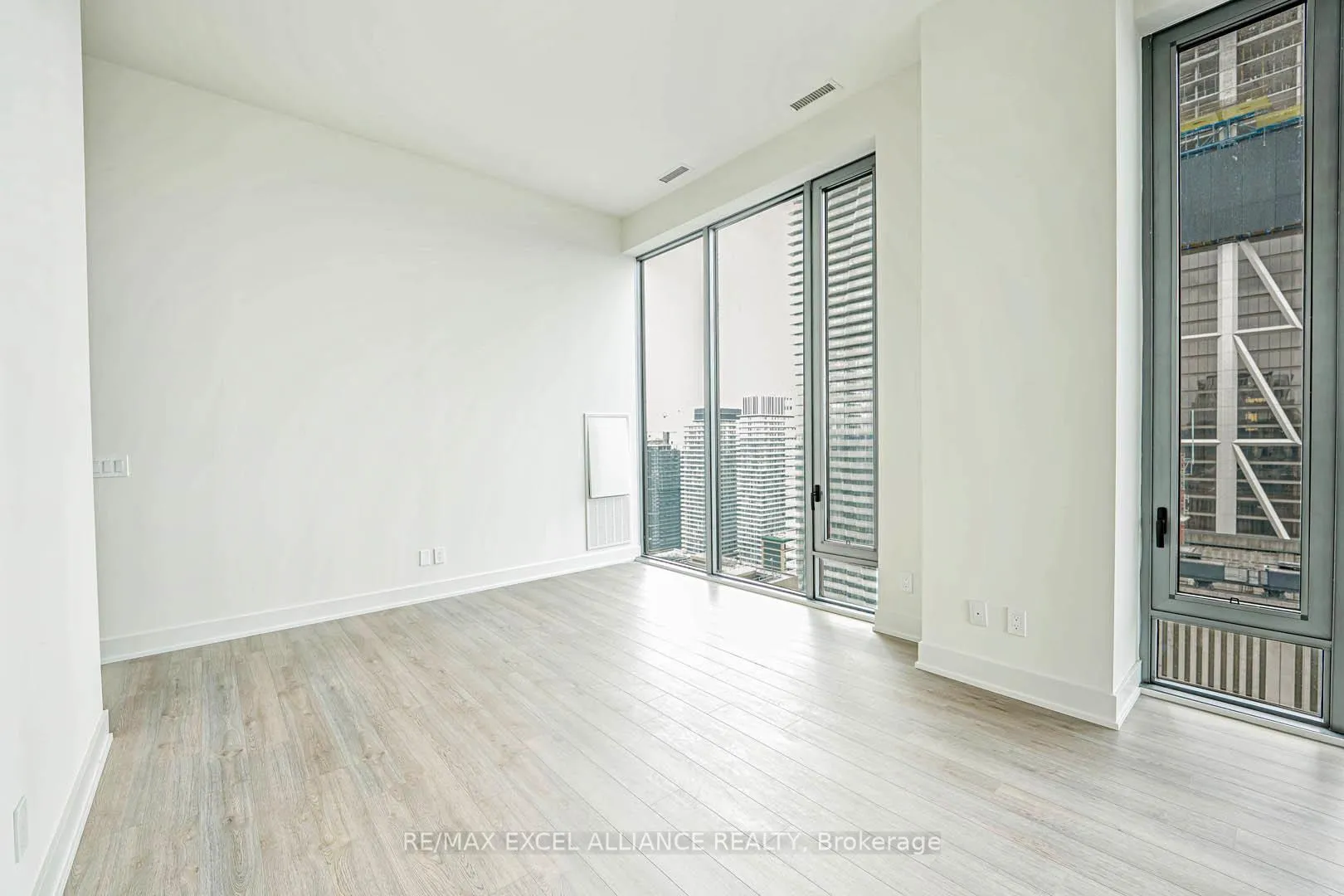 Photo 5 of Unit 5102, 8 Cumberland Street, Toronto, The Annex — HOMEH