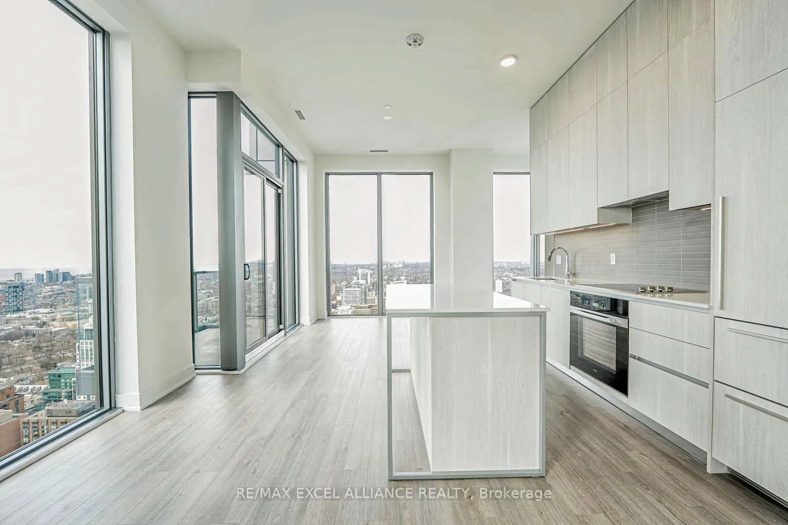 Photo 6 of Unit 5102, 8 Cumberland Street, Toronto, The Annex — HOMEH