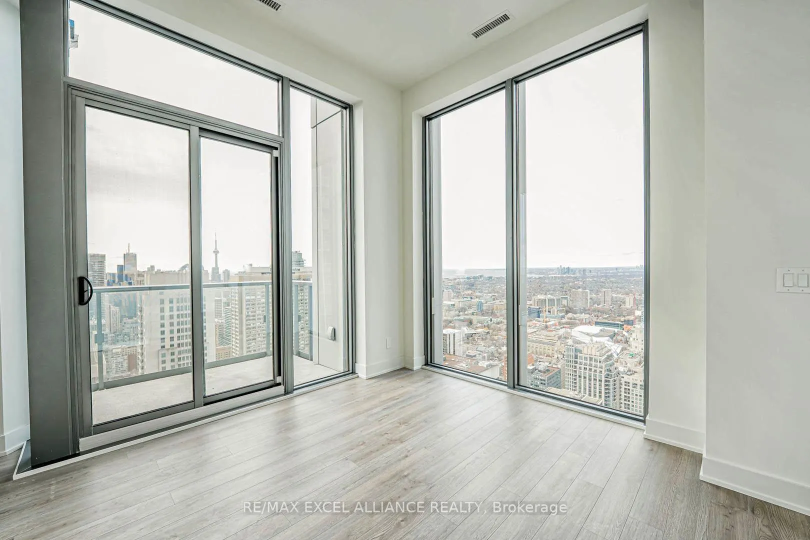 Photo 9 of Unit 5102, 8 Cumberland Street, Toronto, The Annex — HOMEH