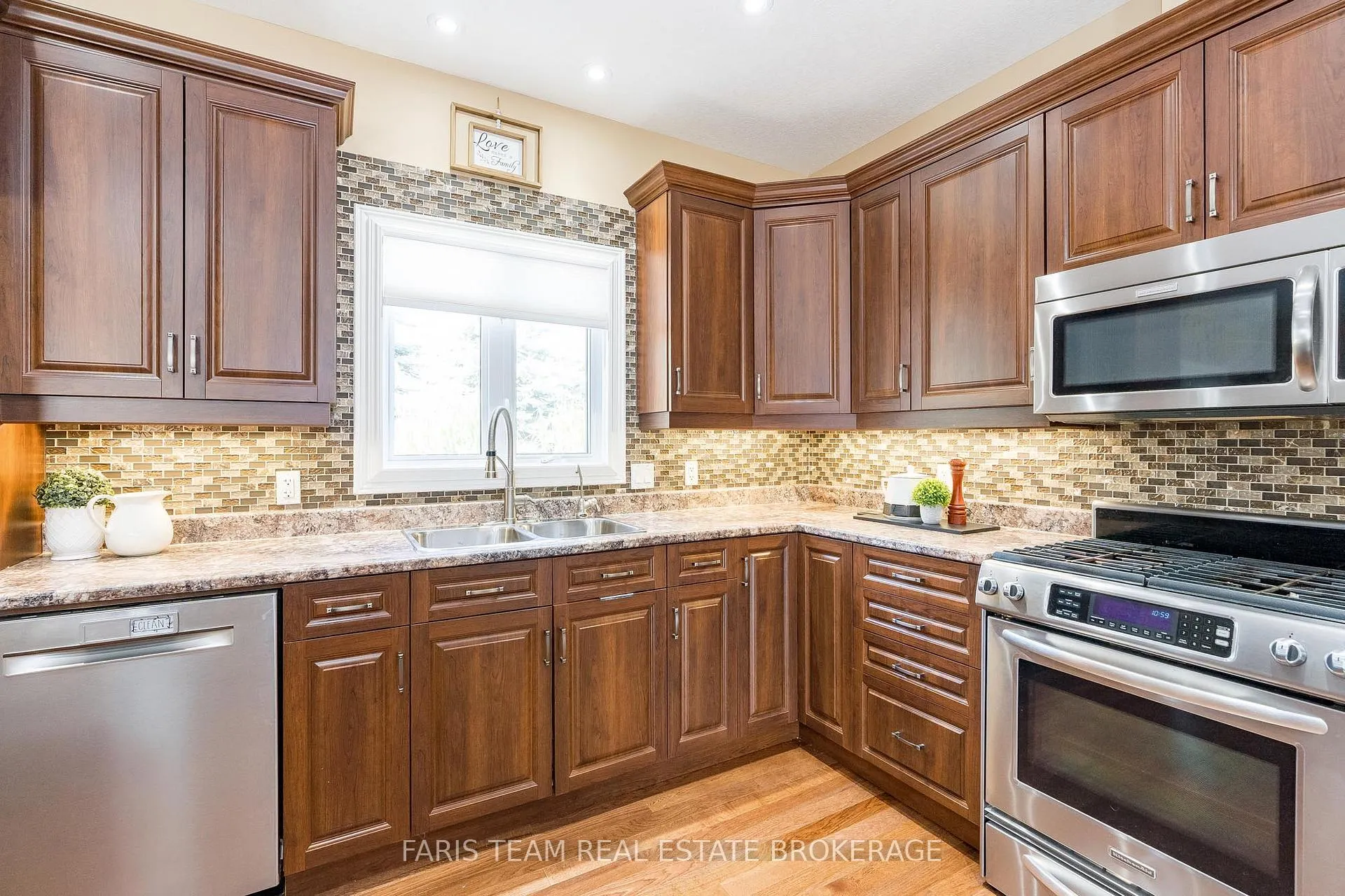 Photo 7 of 2 Grew Crescent, Penetanguishene — HOMEH