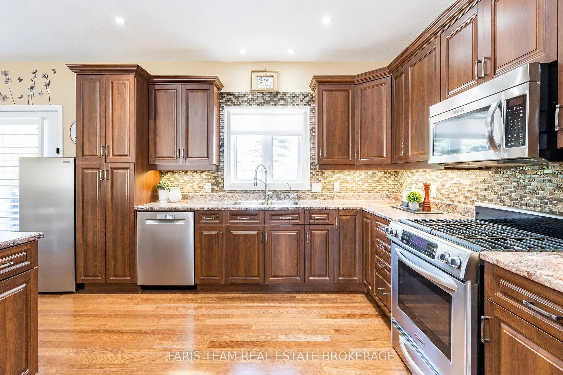 Photo 8 of 2 Grew Crescent, Penetanguishene — HOMEH