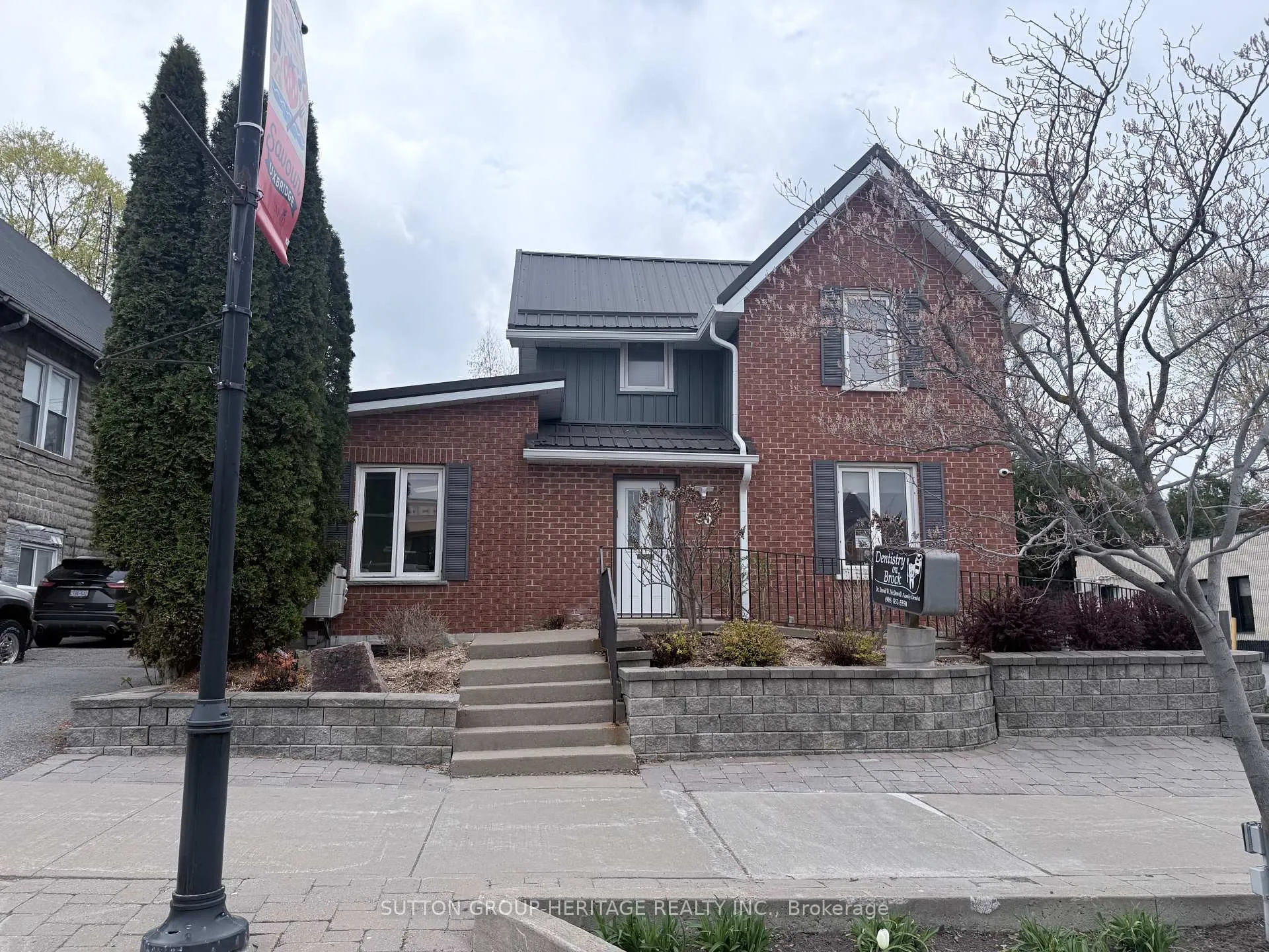 Front of Unit 2nd floor, 96 Brock Street W