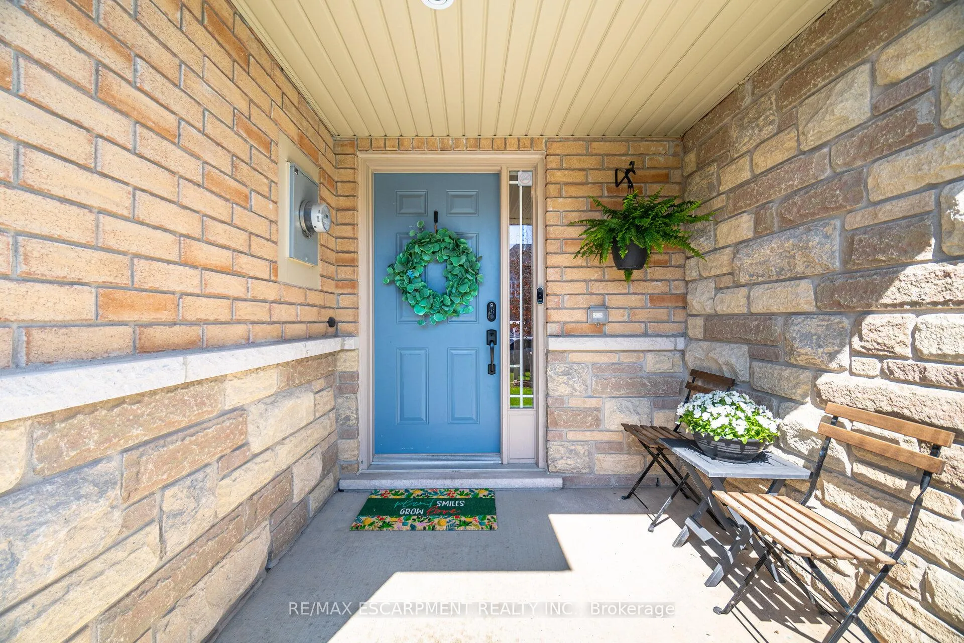 Photo 3 of 92 Celestial Crescent, Hamilton, Rural Glanbrook — HOMEH