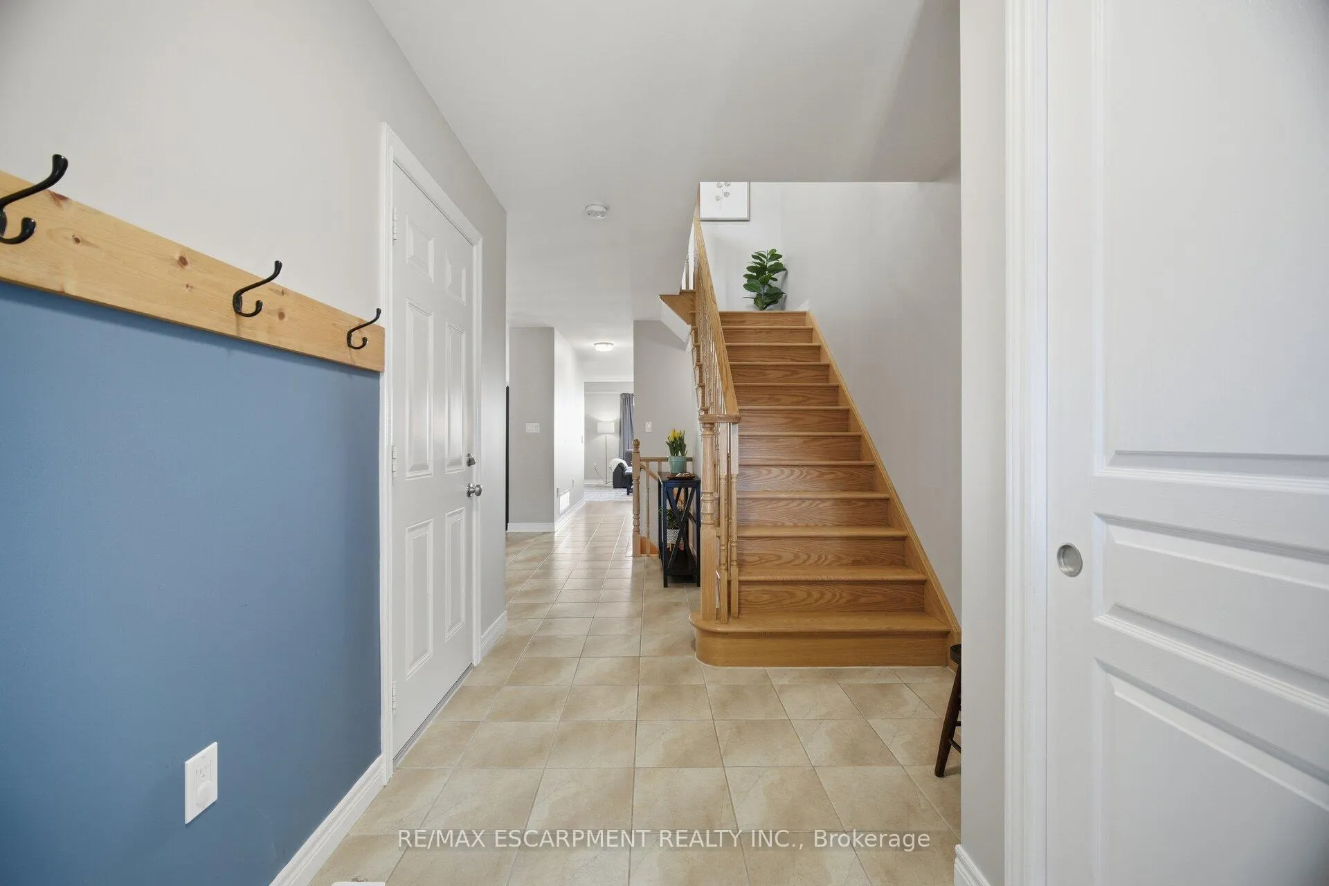 Photo 5 of 92 Celestial Crescent, Hamilton, Rural Glanbrook — HOMEH