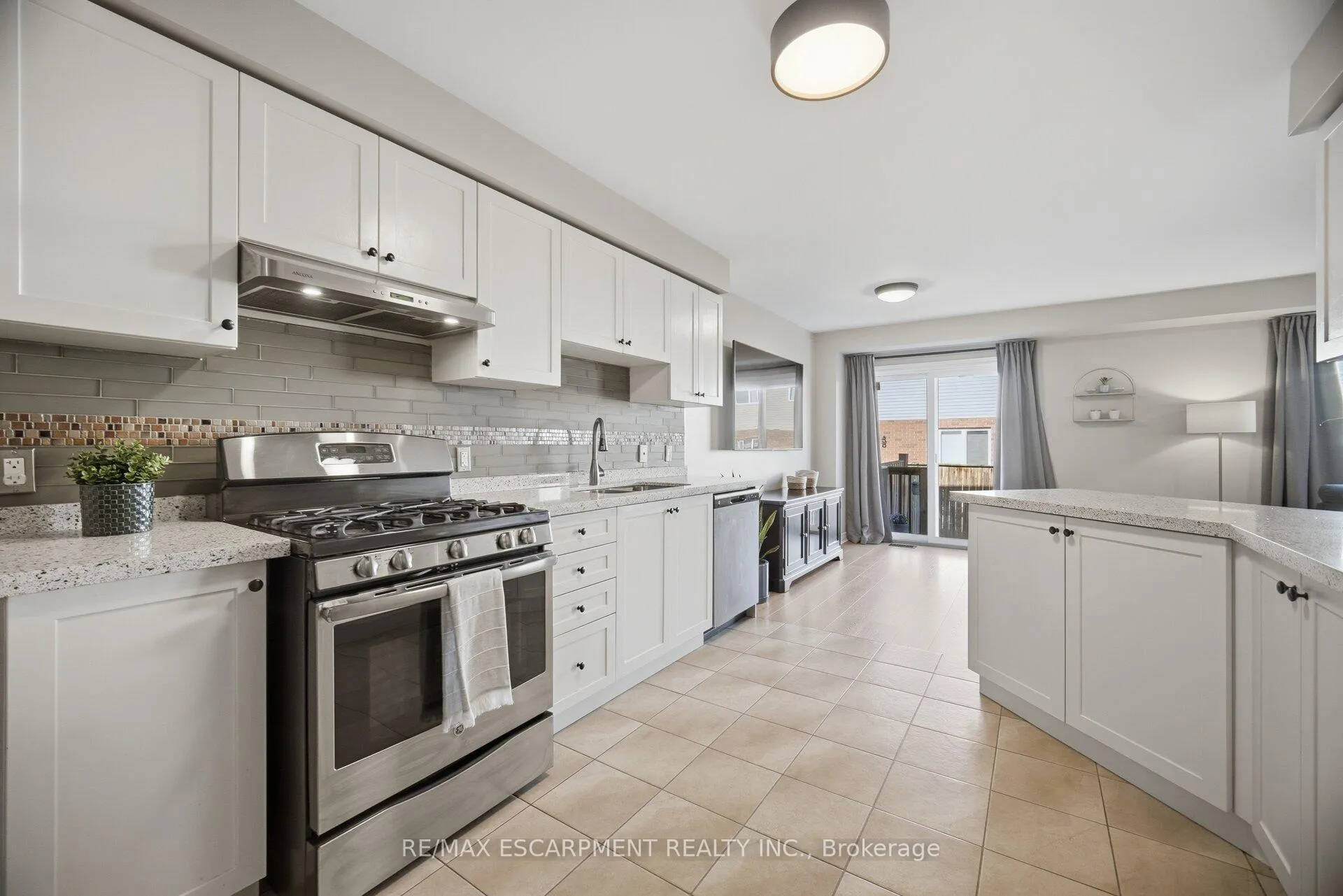 Photo 16 of 92 Celestial Crescent, Hamilton, Rural Glanbrook — HOMEH