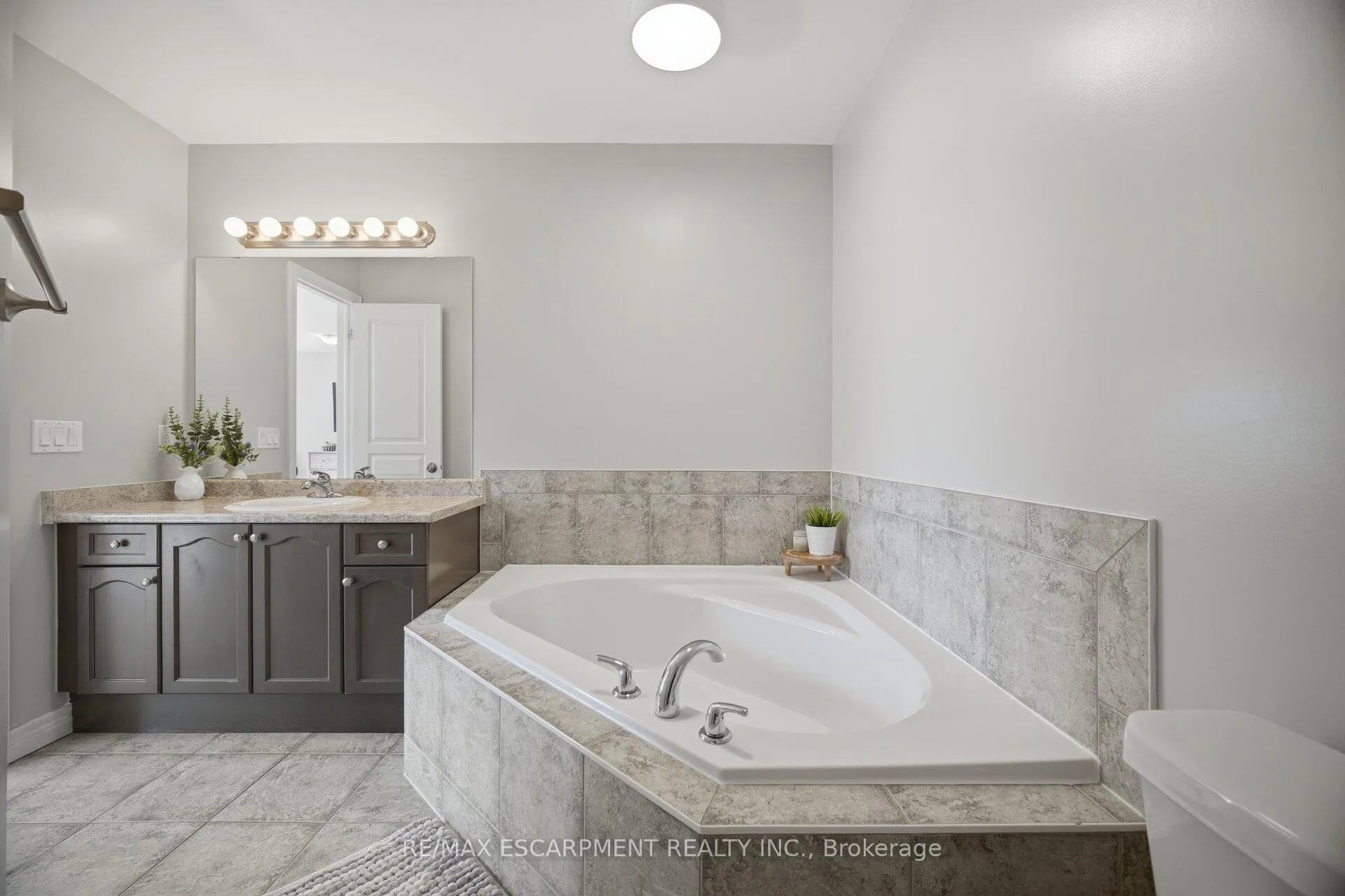Photo 31 of 92 Celestial Crescent, Hamilton, Rural Glanbrook — HOMEH