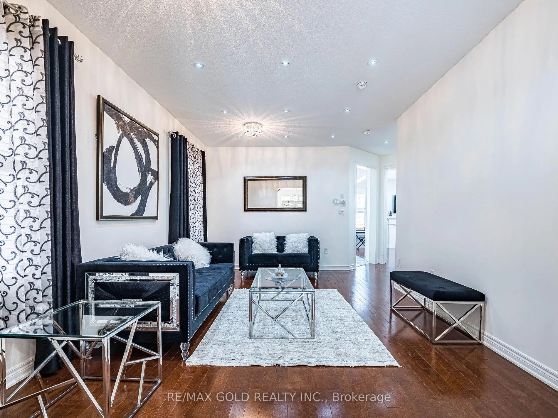 Photo 5 of 18 Divinity Circle, Brampton, Northwest Brampton — HOMEH