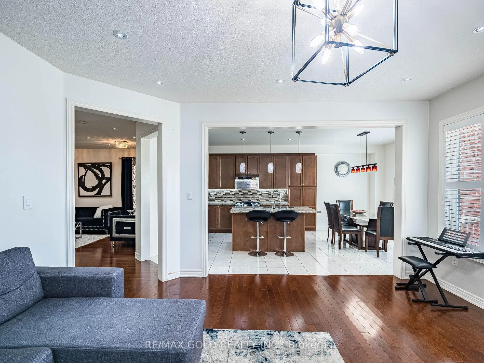 Photo 9 of 18 Divinity Circle, Brampton, Northwest Brampton — HOMEH