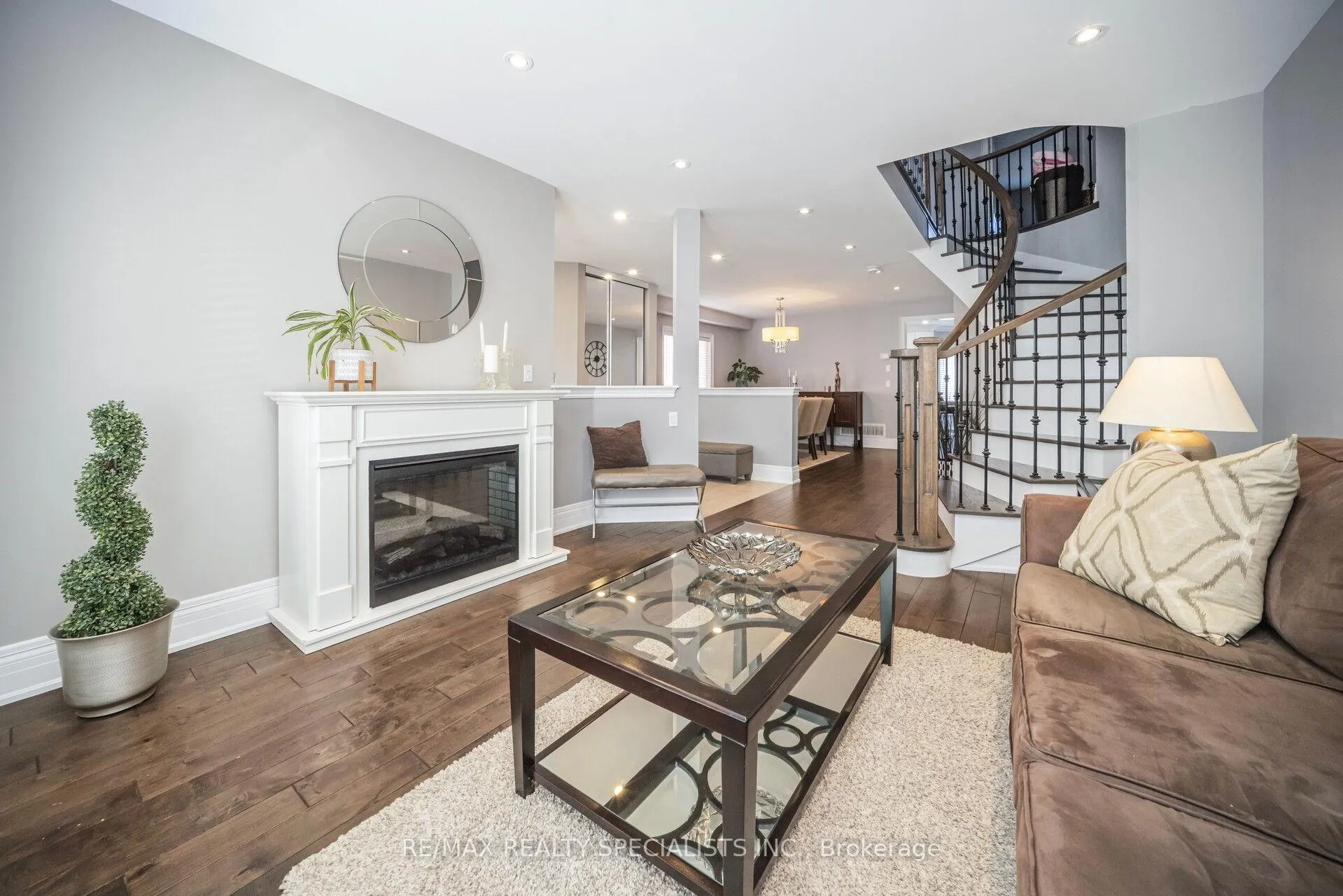 Photo 9 of 44 Dunvegan Crescent, Brampton, Fletcher's Meadow — HOMEH