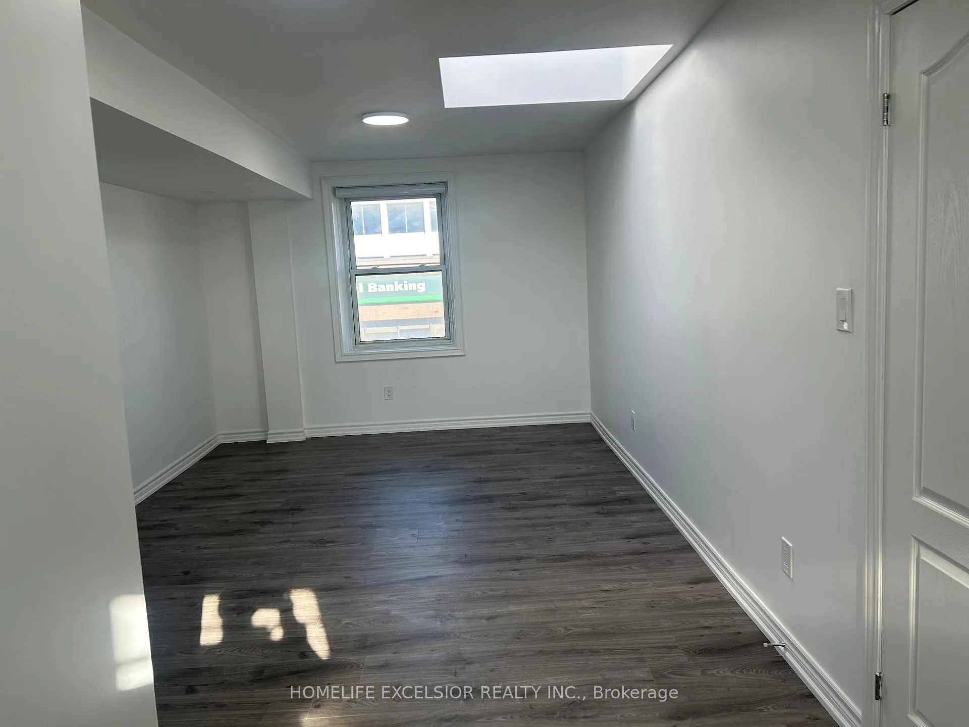 Front of Unit Unit 5, 3 Simcoe Street S