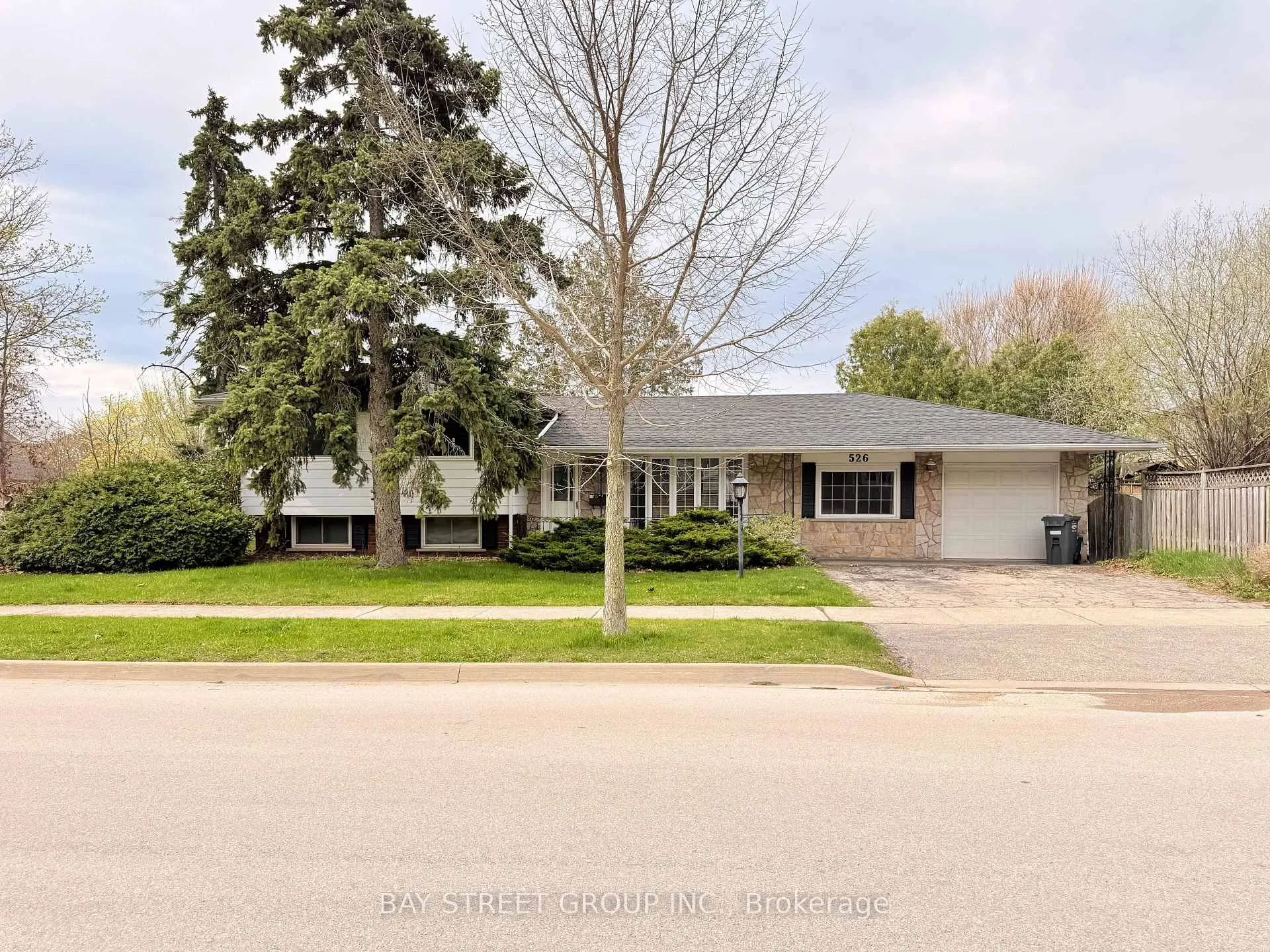 Photo 1 of 526 Chamberlain Road, Burlington, Shoreacres — HOMEH