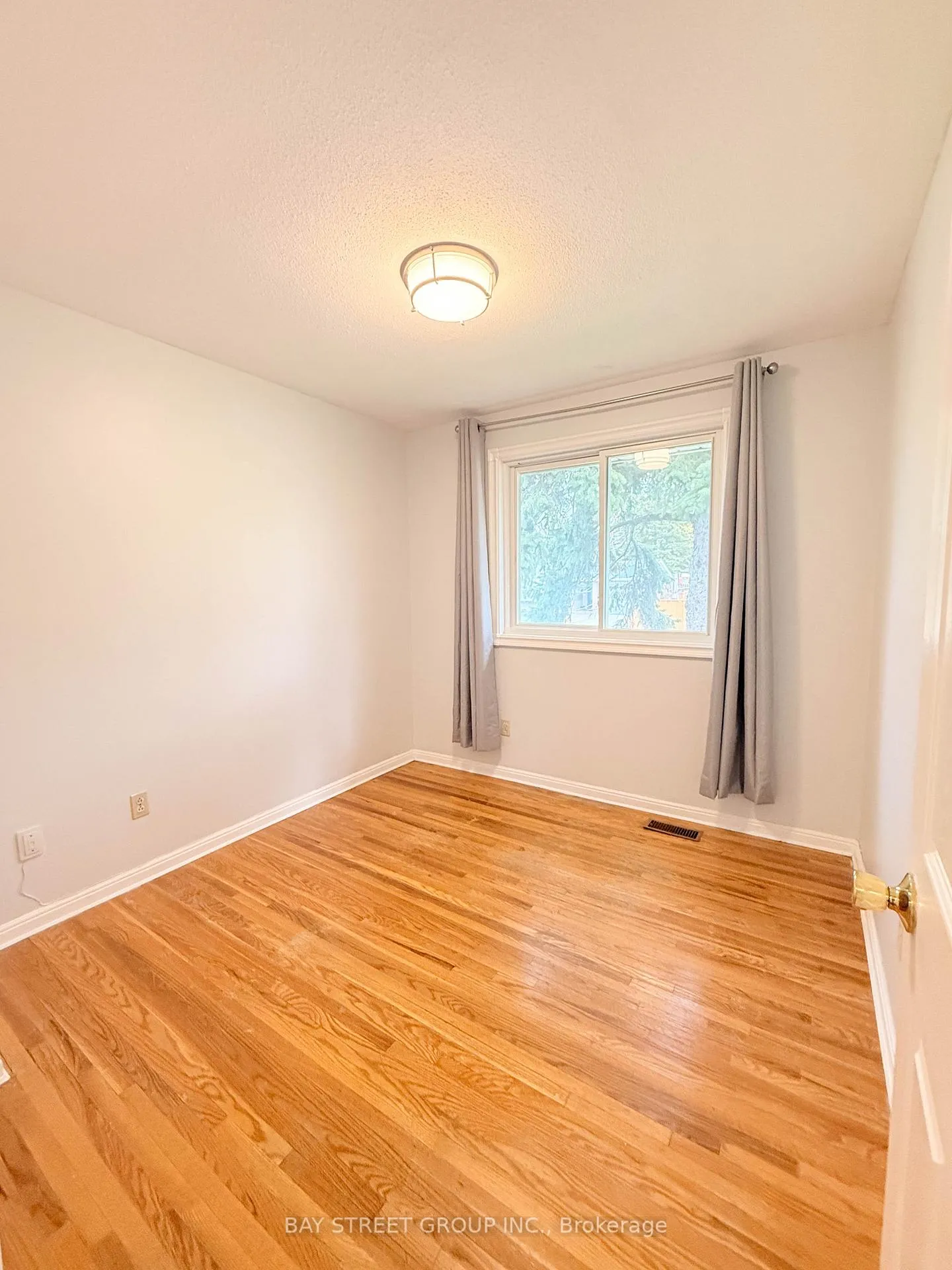 Photo 8 of 526 Chamberlain Road, Burlington, Shoreacres — HOMEH
