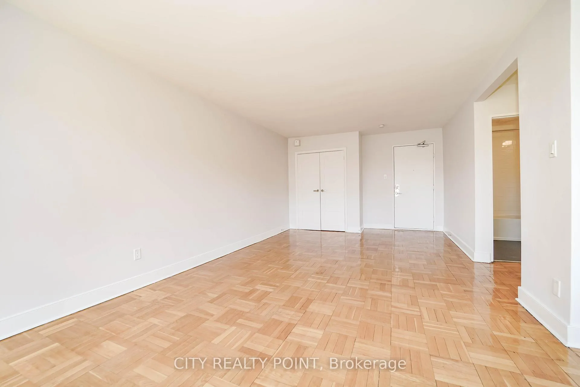Photo 3 of Unit 404, 1545 Bathurst Street, Toronto, Forest Hill South — HOMEH