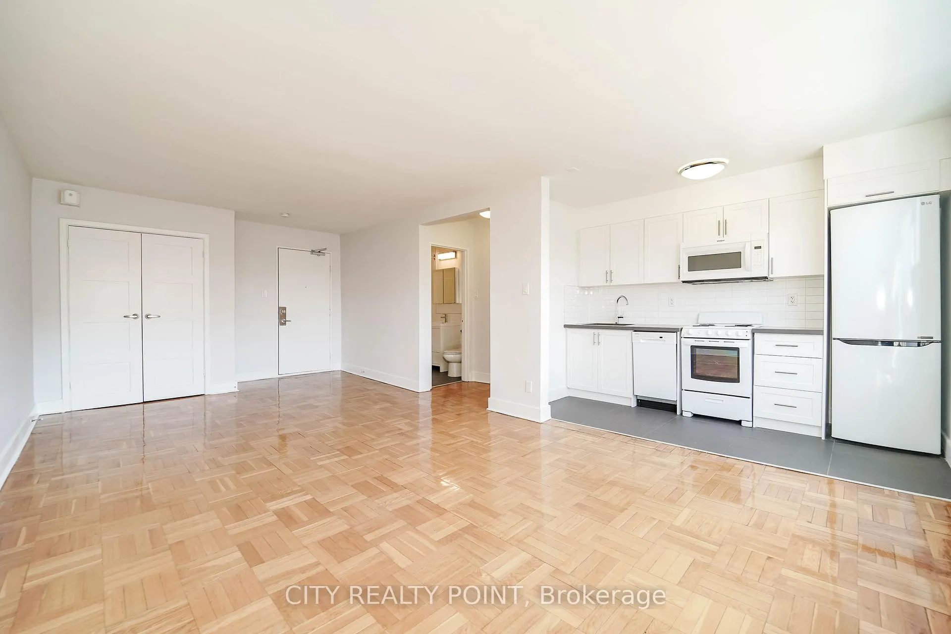 Photo 4 of Unit 404, 1545 Bathurst Street, Toronto, Forest Hill South — HOMEH