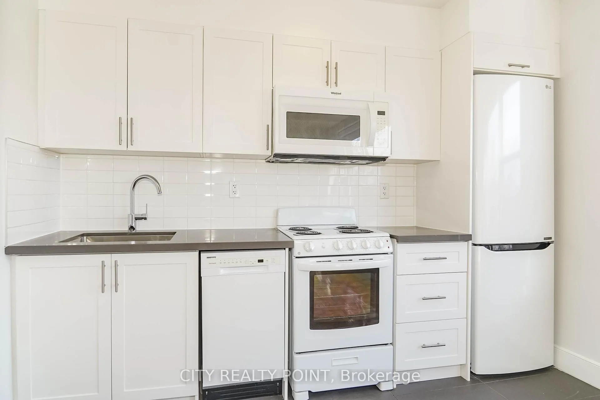 Photo 6 of Unit 404, 1545 Bathurst Street, Toronto, Forest Hill South — HOMEH