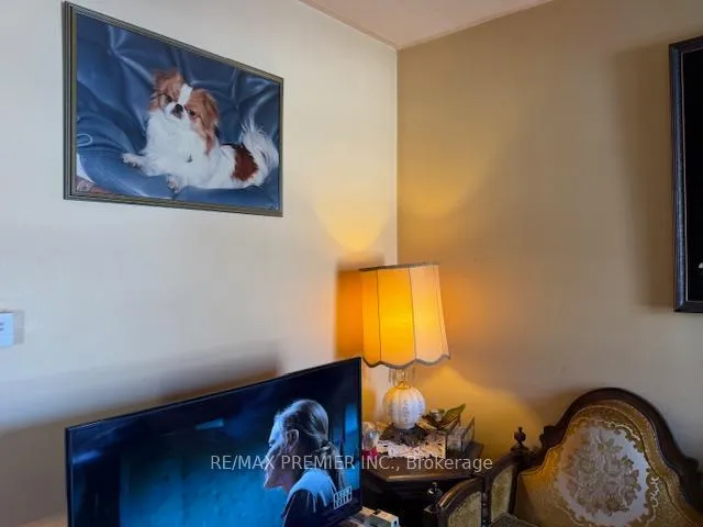Photo 2 of 7 Florence Crescent, Toronto, Rockcliffe-Smythe — HOMEH