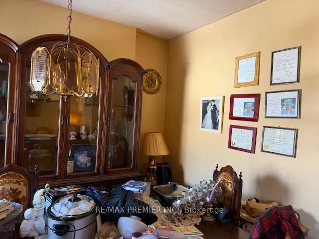 Photo 3 of 7 Florence Crescent, Toronto, Rockcliffe-Smythe — HOMEH