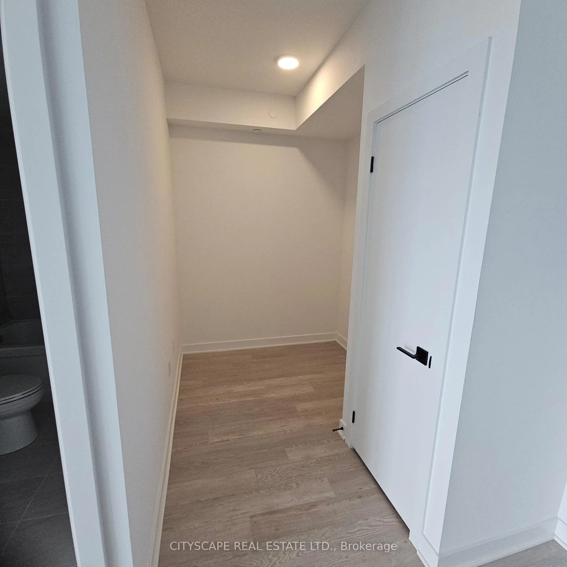Photo 2 of Unit 913, 2782 Barton Street E, Hamilton, Riverdale — HOMEH