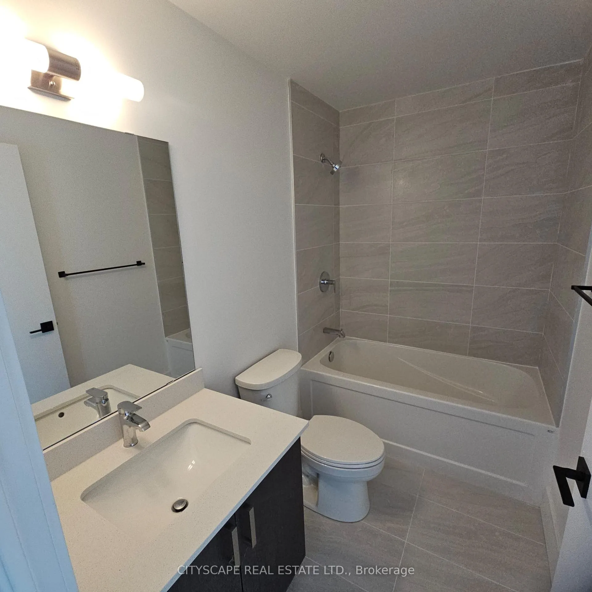 Photo 4 of Unit 913, 2782 Barton Street E, Hamilton, Riverdale — HOMEH