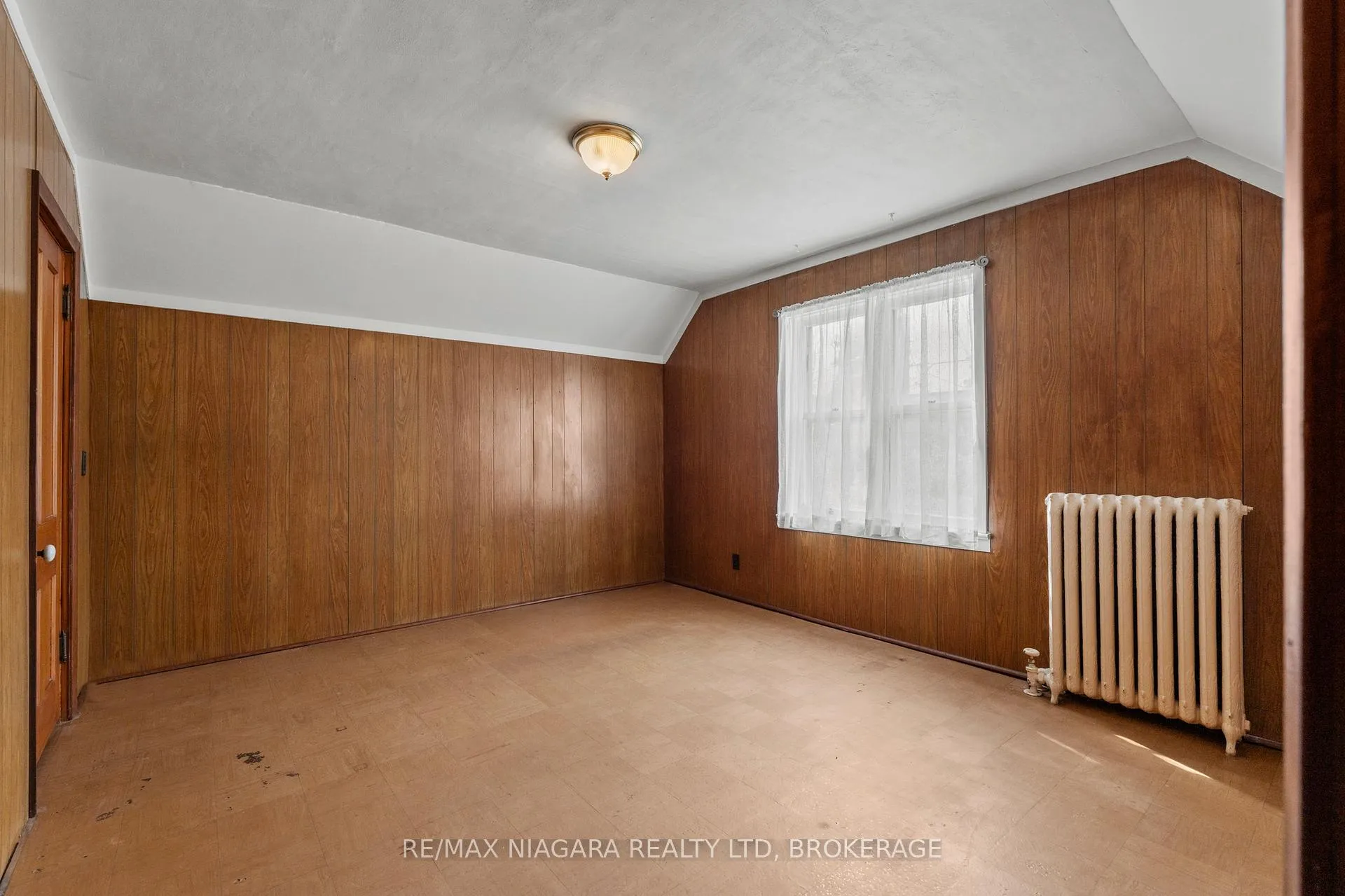 Photo 13 of 6083 Barker Street, Niagara Falls, Dorchester — HOMEH