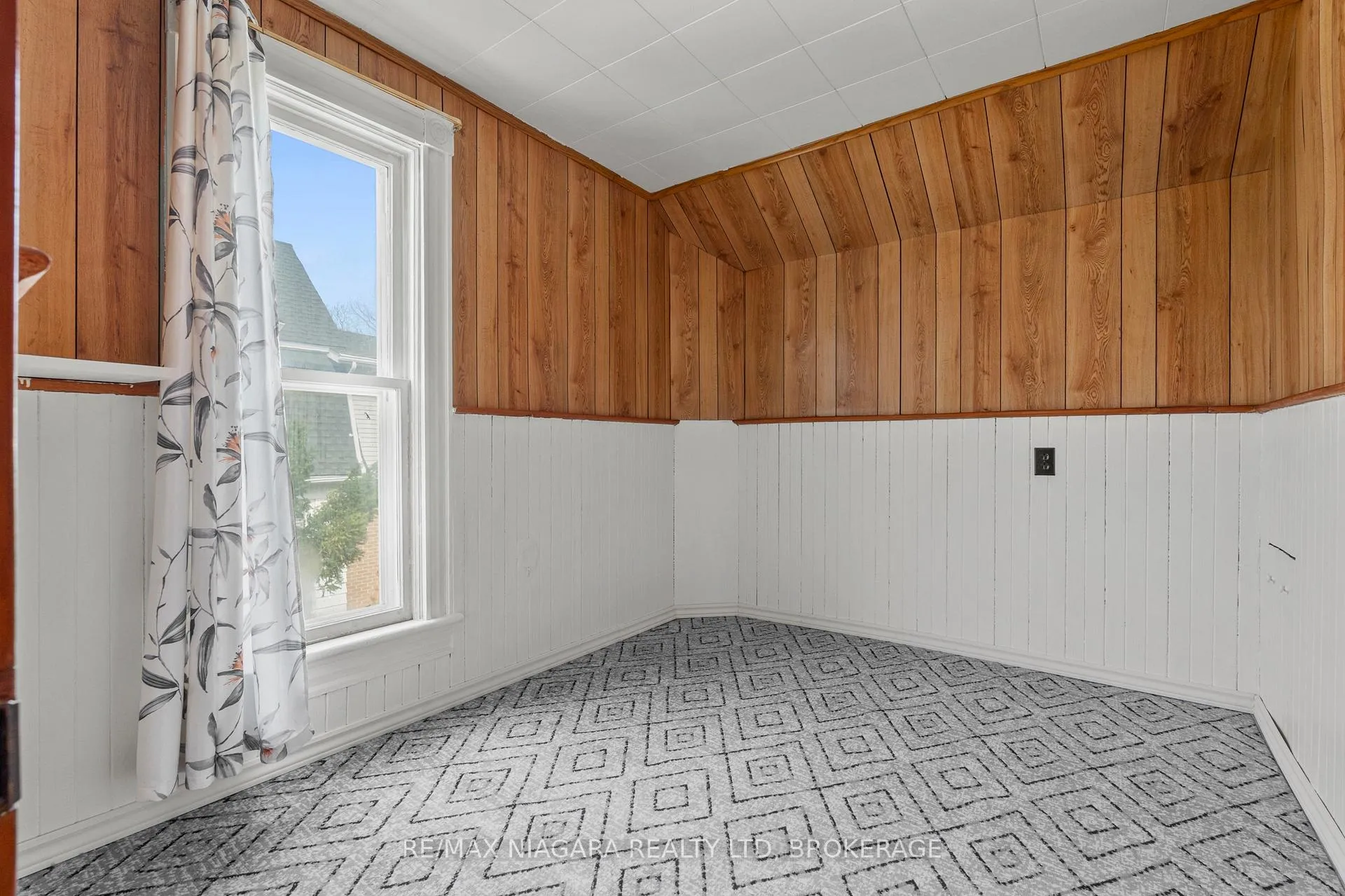 Photo 17 of 6083 Barker Street, Niagara Falls, Dorchester — HOMEH