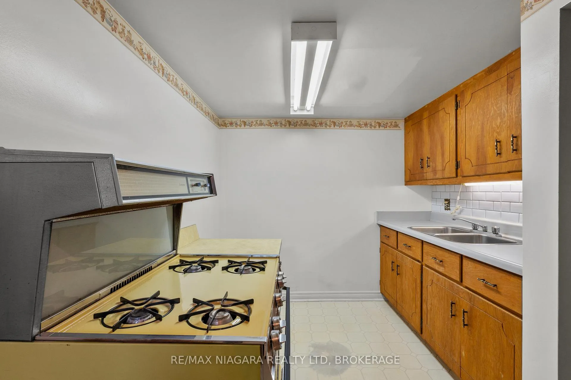 Photo 24 of 6083 Barker Street, Niagara Falls, Dorchester — HOMEH