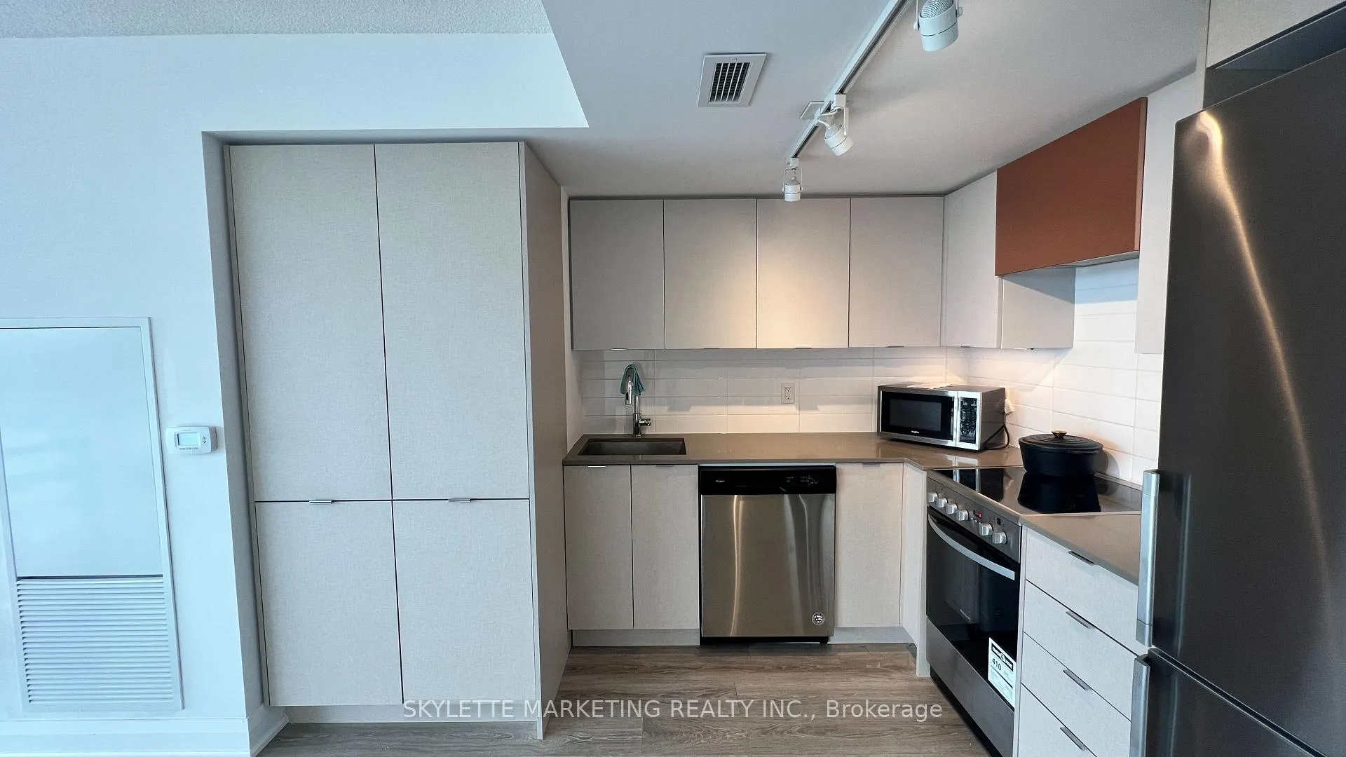 Photo 10 of Unit 908, 30 Gibbs Road, Etobicoke, Islington-City Centre West — HOMEH