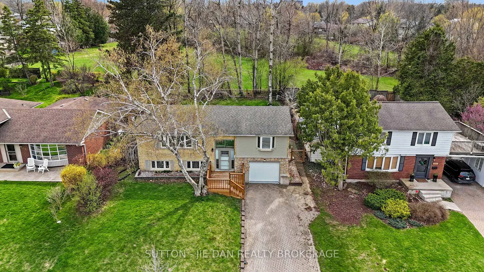 Photo 1 of 637 Jason Crescent, London, South O — HOMEH