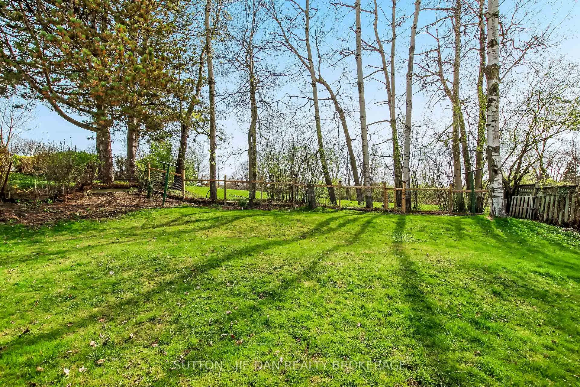 Photo 3 of 637 Jason Crescent, London, South O — HOMEH