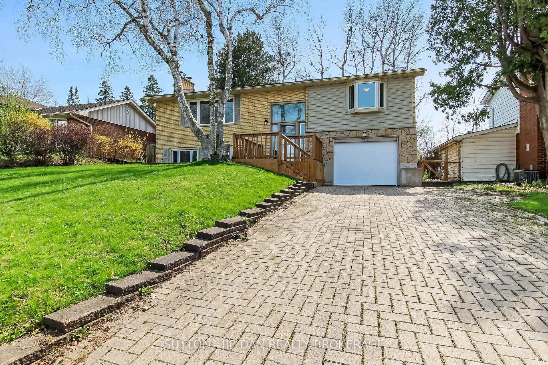 Photo 4 of 637 Jason Crescent, London, South O — HOMEH