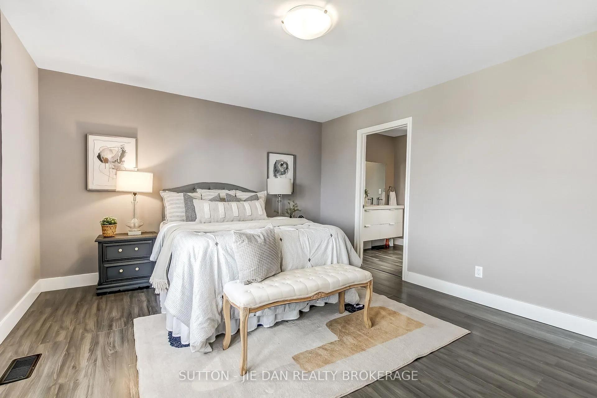 Photo 8 of 637 Jason Crescent, London, South O — HOMEH