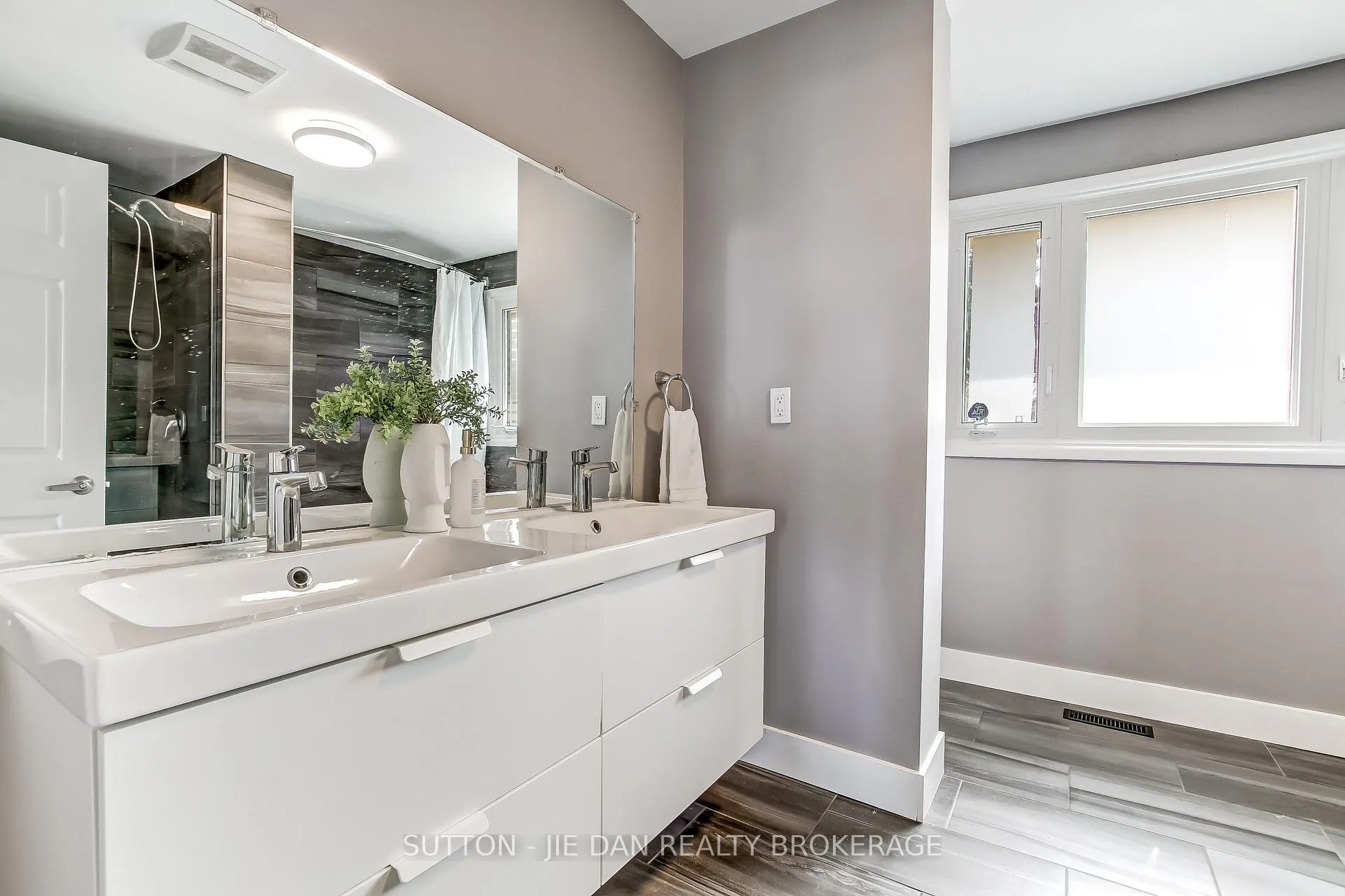 Photo 9 of 637 Jason Crescent, London, South O — HOMEH