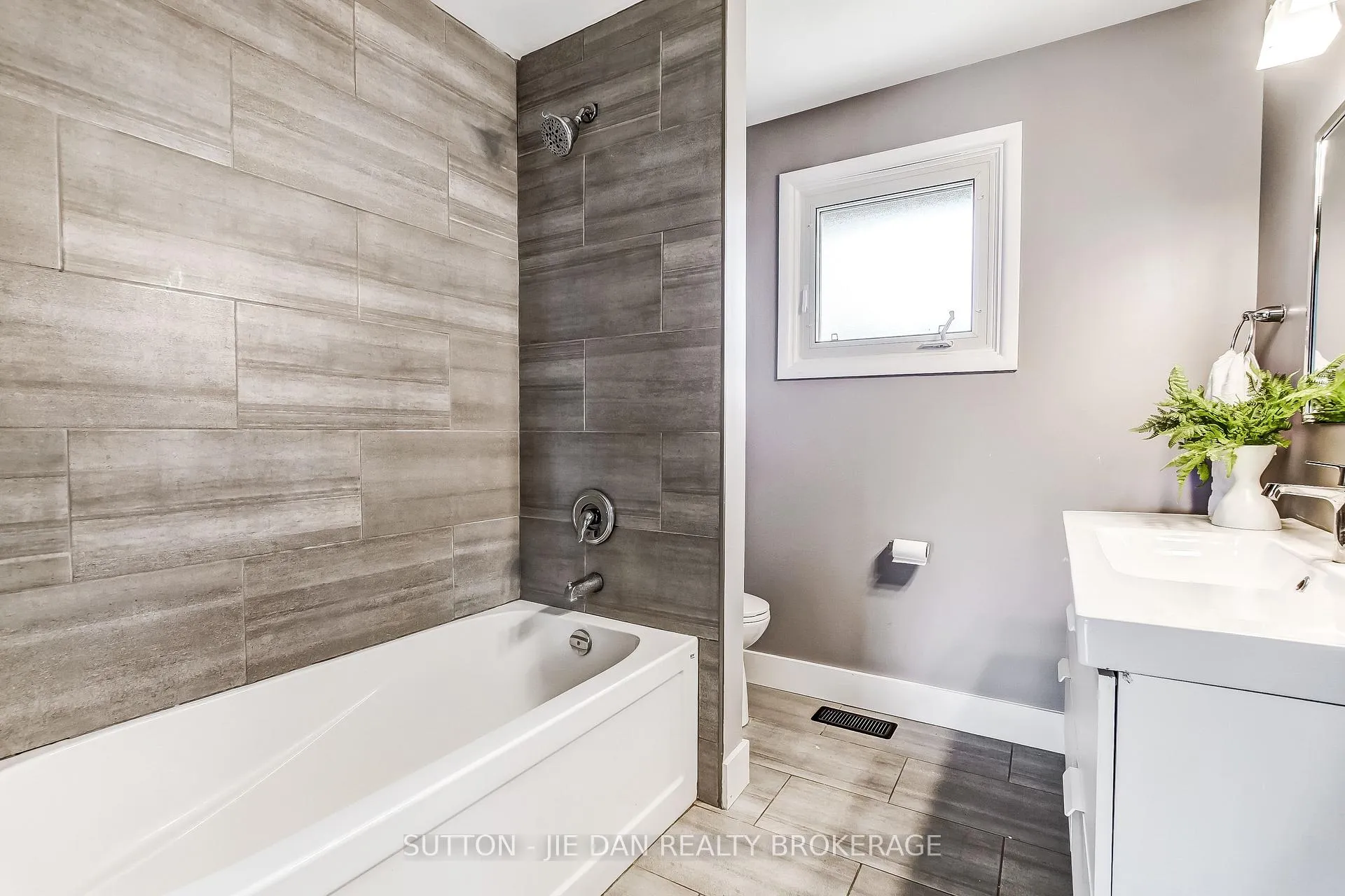Photo 10 of 637 Jason Crescent, London, South O — HOMEH