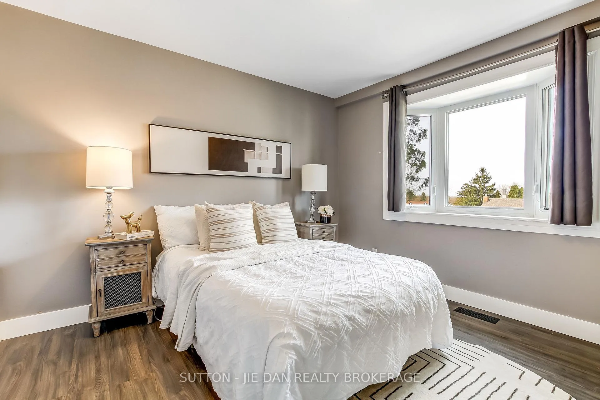Photo 11 of 637 Jason Crescent, London, South O — HOMEH