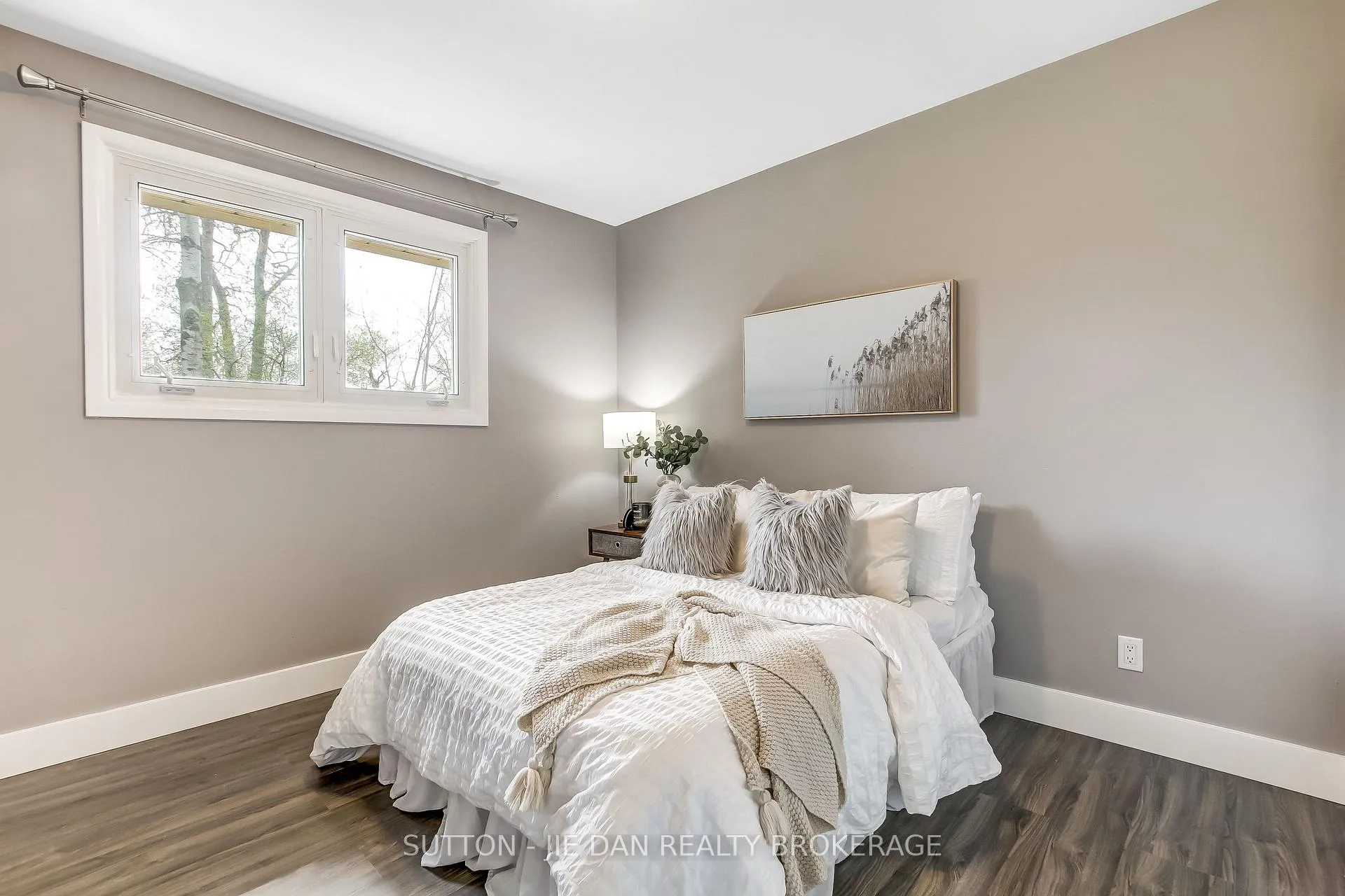 Photo 12 of 637 Jason Crescent, London, South O — HOMEH