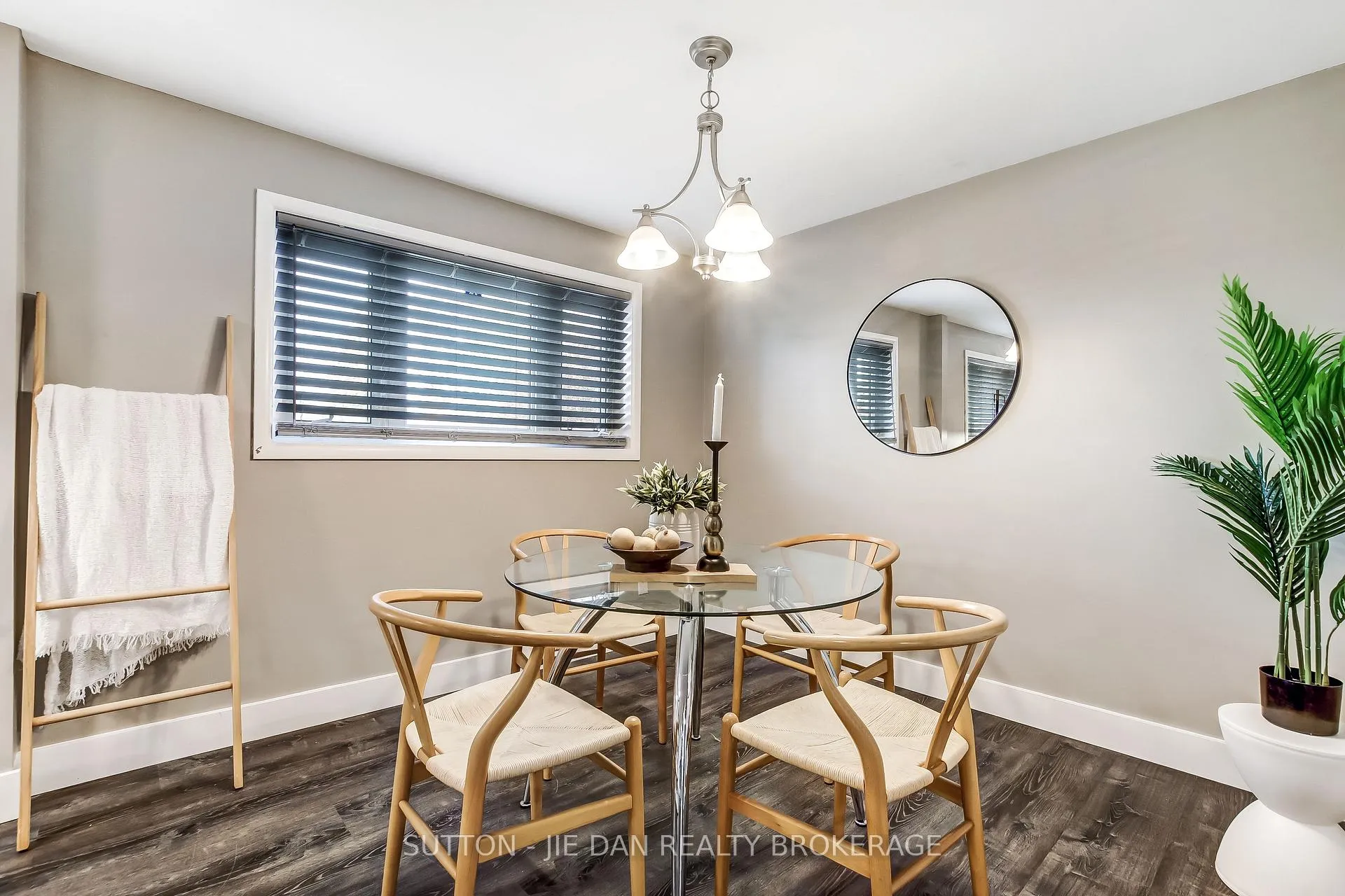 Photo 17 of 637 Jason Crescent, London, South O — HOMEH