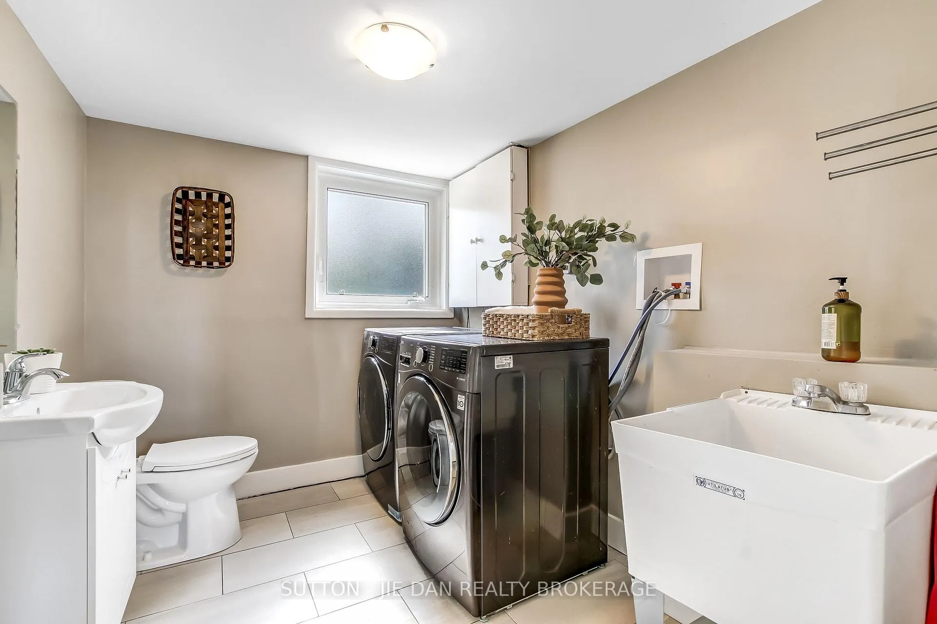 Photo 18 of 637 Jason Crescent, London, South O — HOMEH