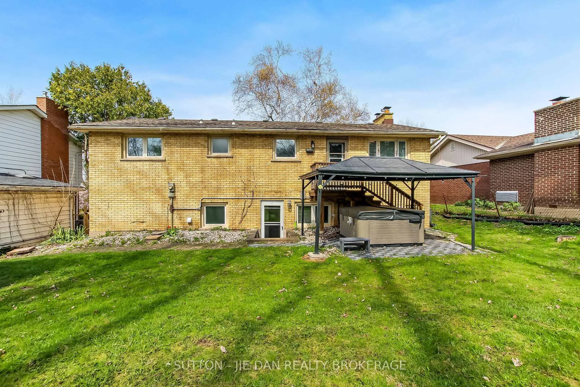 Photo 19 of 637 Jason Crescent, London, South O — HOMEH